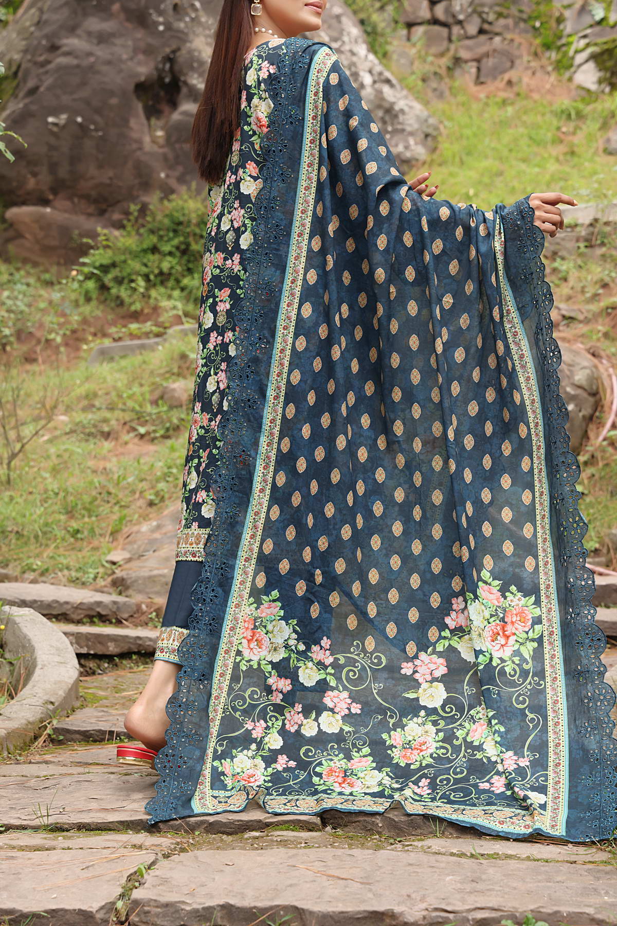 Zynah By VS Textile Embroidered Lawn Unstitched 3 Piece Suit - 01 Zynah By VS Textile Embroidered Lawn Unstitched 3 Piece Suit - 01