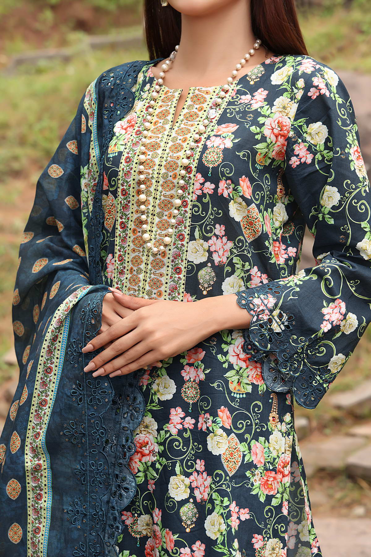 Zynah By VS Textile Embroidered Lawn Unstitched 3 Piece Suit - 01 Zynah By VS Textile Embroidered Lawn Unstitched 3 Piece Suit - 01