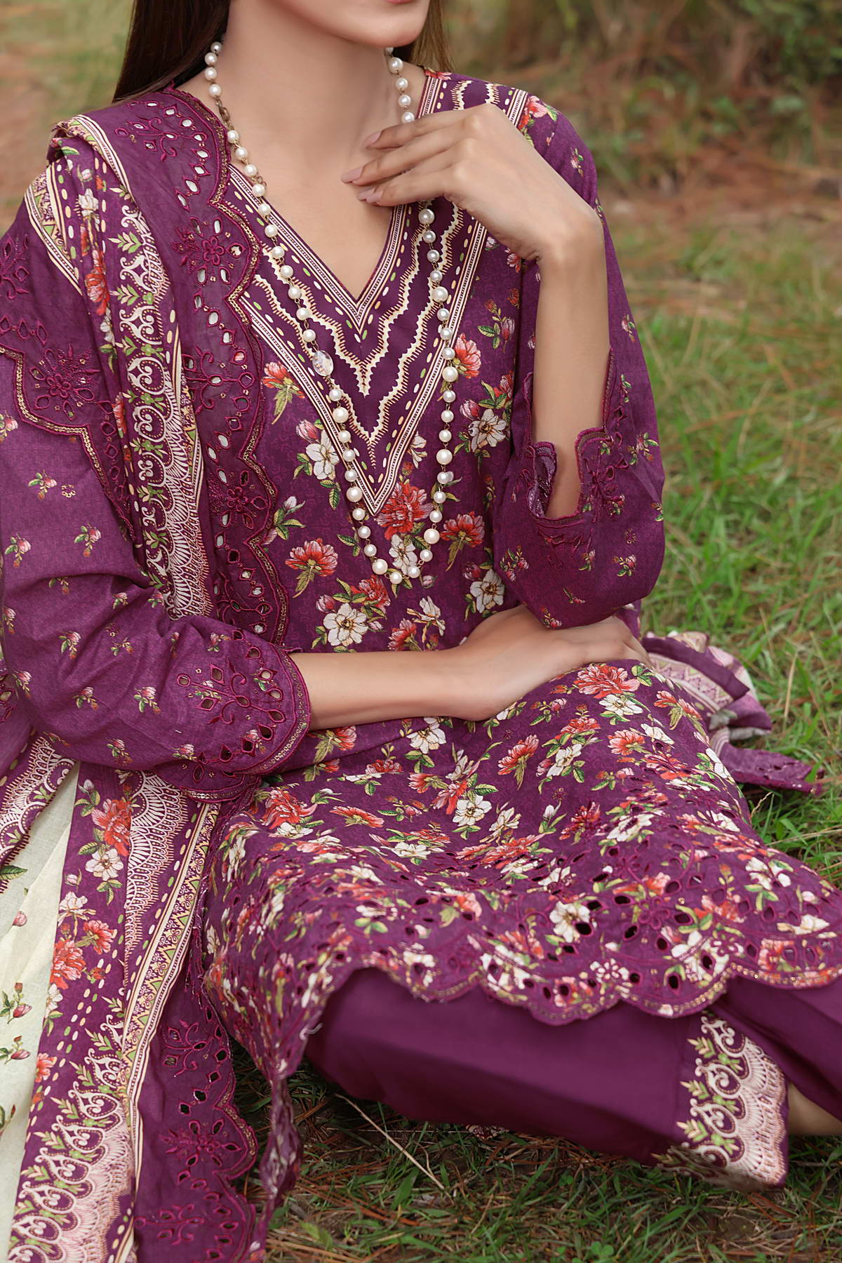 Zynah By VS Textile Embroidered Lawn Unstitched 3 Piece Suit - 06 Zynah By VS Textile Embroidered Lawn Unstitched 3 Piece Suit - 06