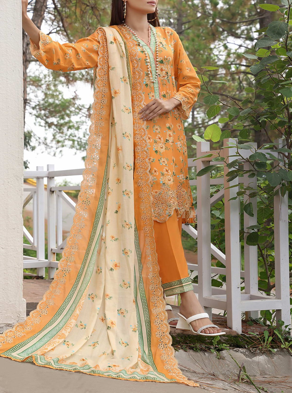 Zynah By VS Textile Embroidered Lawn Unstitched 3 Piece Suit - 02 Zynah By VS Textile Embroidered Lawn Unstitched 3 Piece Suit - 02