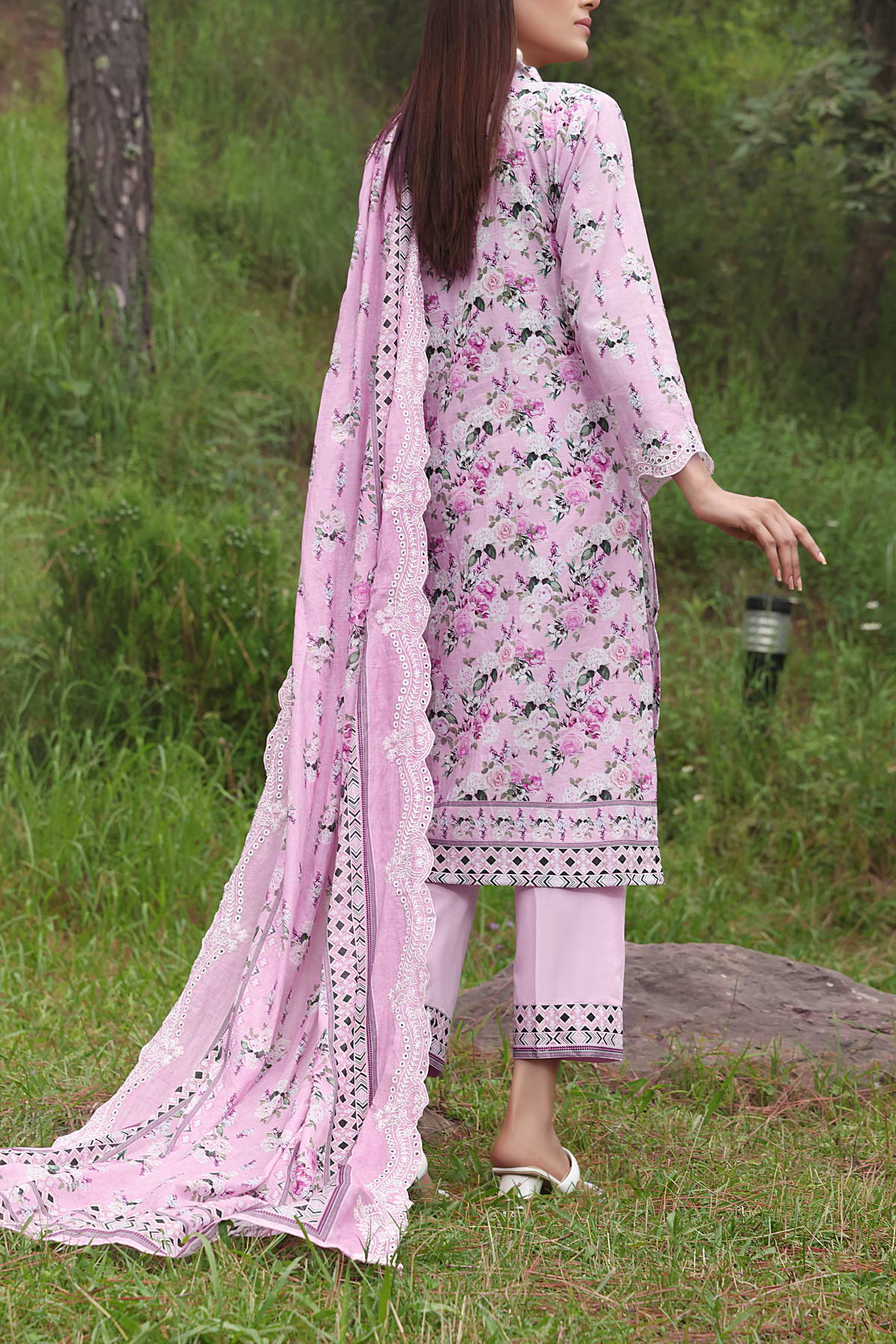 Zynah By VS Textile Embroidered Lawn Unstitched 3 Piece Suit - 03 Zynah By VS Textile Embroidered Lawn Unstitched 3 Piece Suit - 03