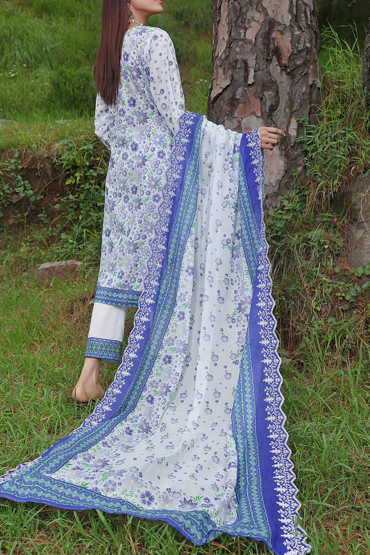 Zynah By VS Textile Embroidered Lawn Unstitched 3 Piece Suit - 04 Zynah By VS Textile Embroidered Lawn Unstitched 3 Piece Suit - 04