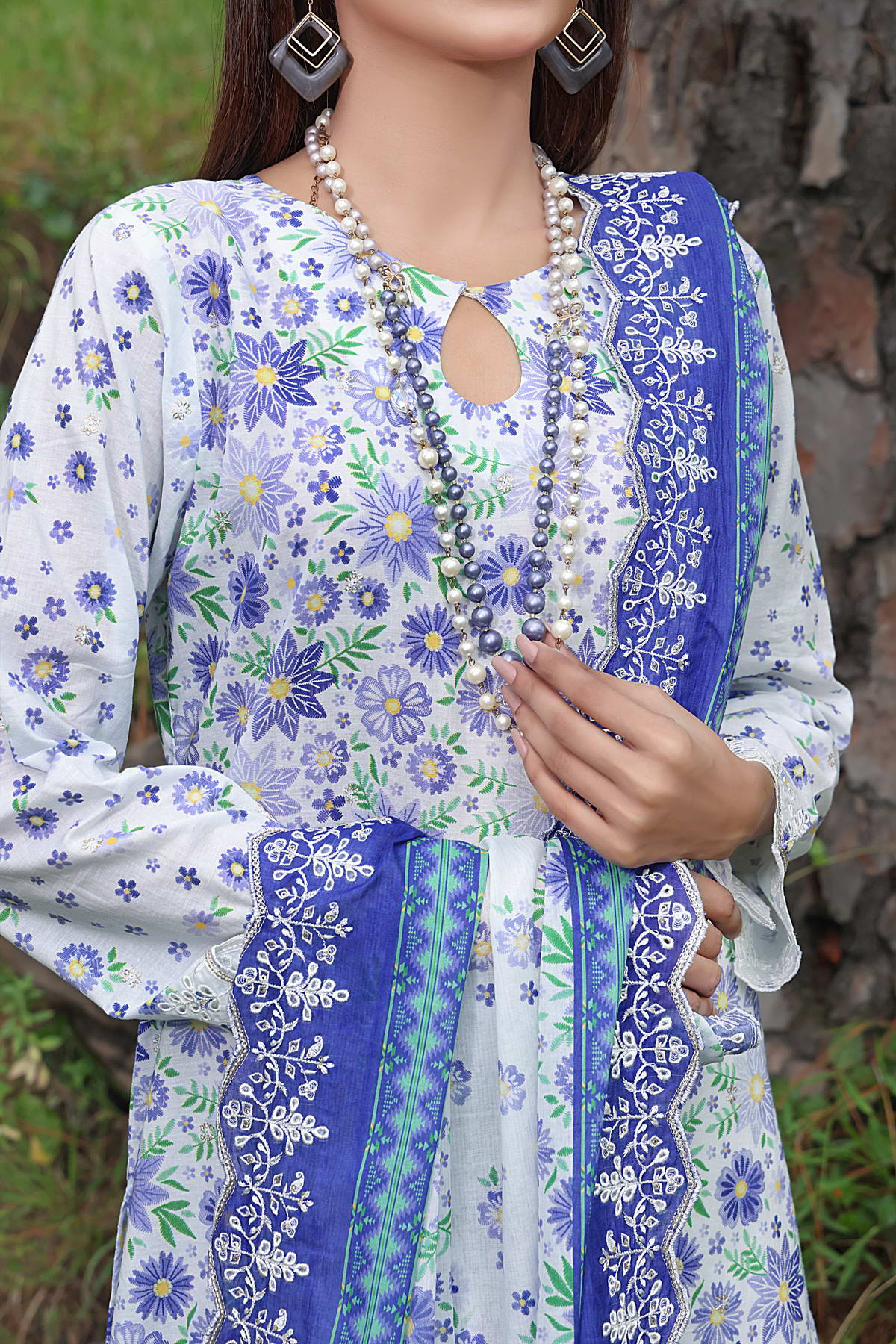 Zynah By VS Textile Embroidered Lawn Unstitched 3 Piece Suit - 04 Zynah By VS Textile Embroidered Lawn Unstitched 3 Piece Suit - 04