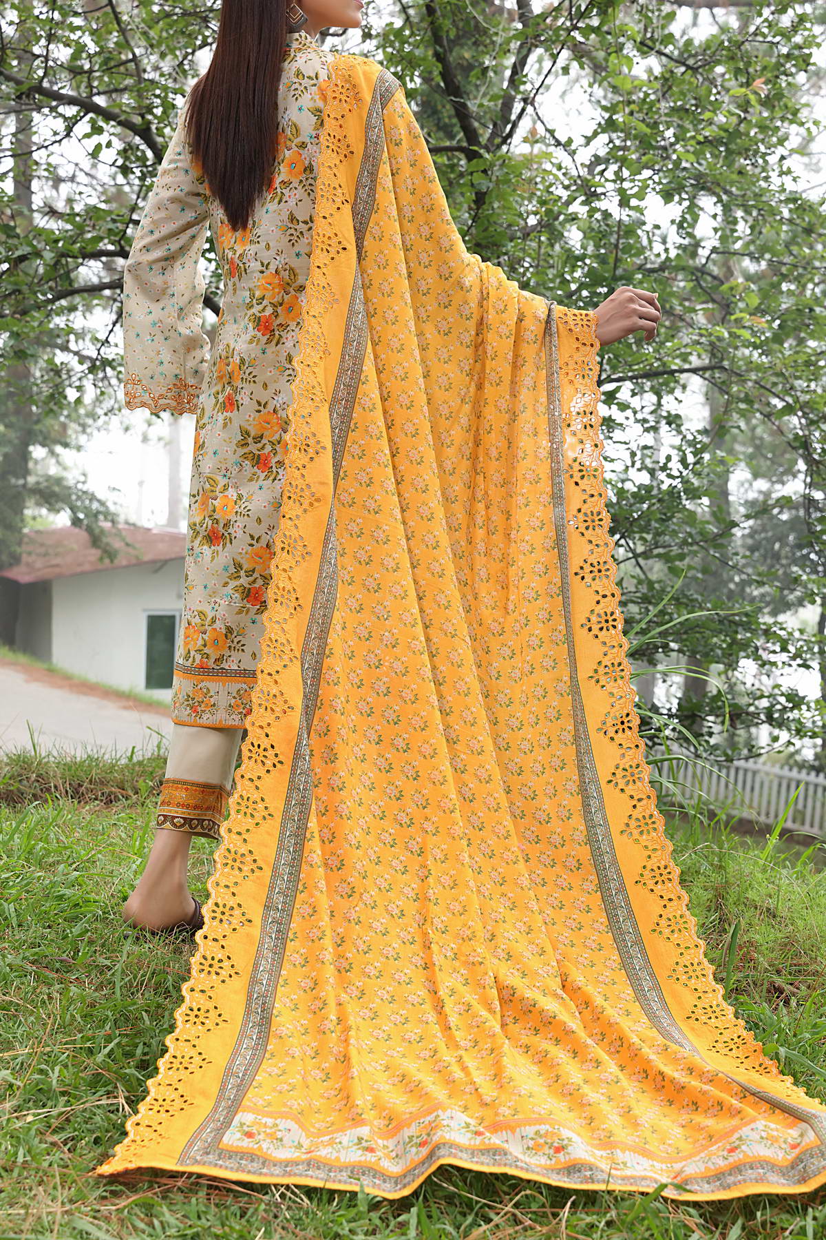 Zynah By VS Textile Embroidered Lawn Unstitched 3 Piece Suit - 05 Zynah By VS Textile Embroidered Lawn Unstitched 3 Piece Suit - 05