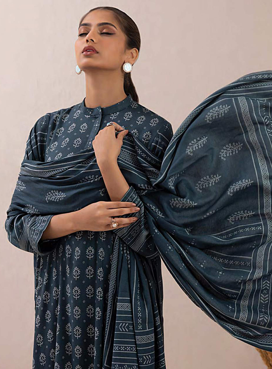 D#49A LSM Lakhany Pashmina Printed Collection 923 D#49A LSM Lakhany Pashmina Printed Collection 923