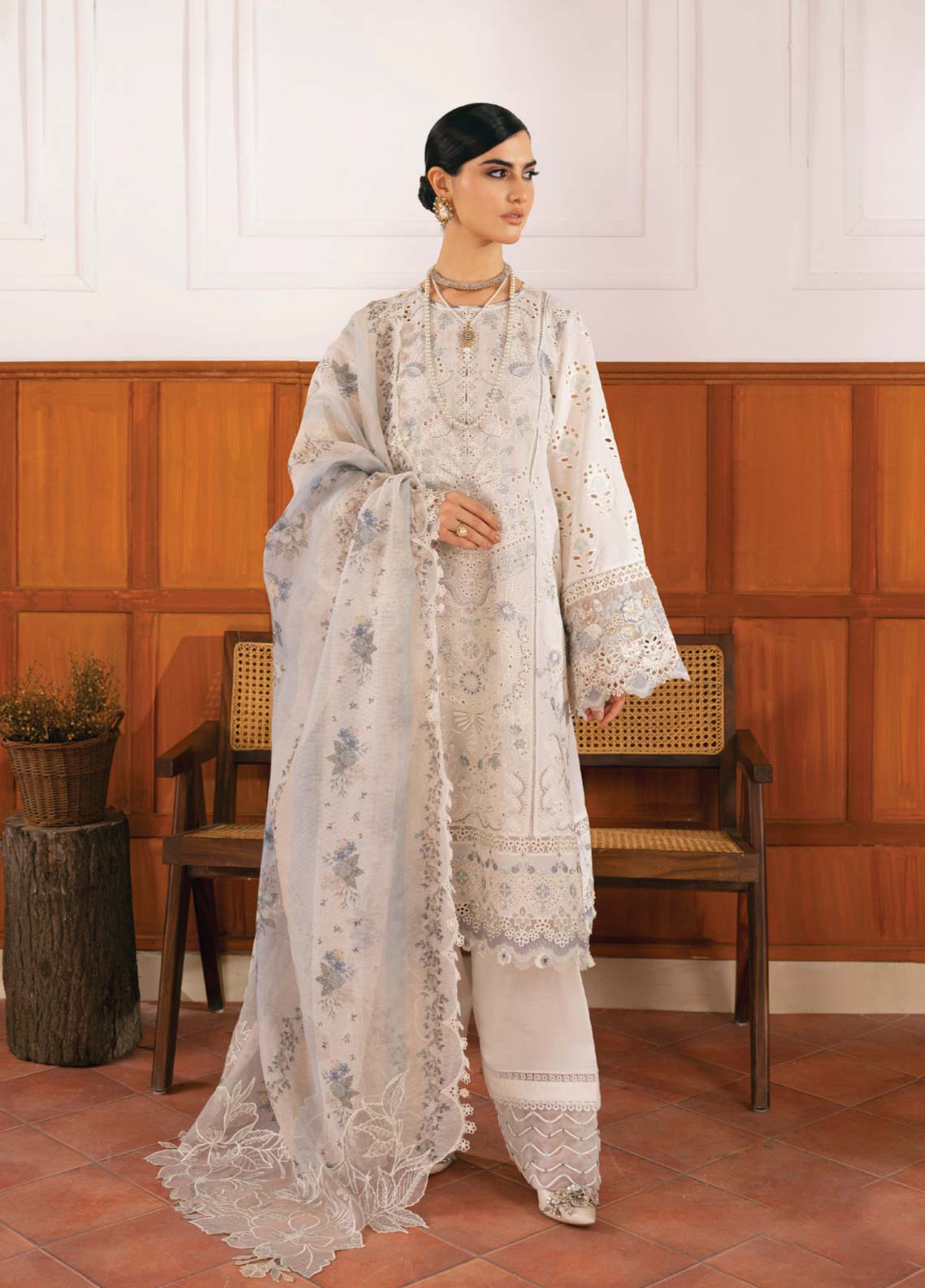 D#01 Baroque Swiss Lawn Emb Collection 623 D#01 Baroque Swiss Lawn Emb Collection 623