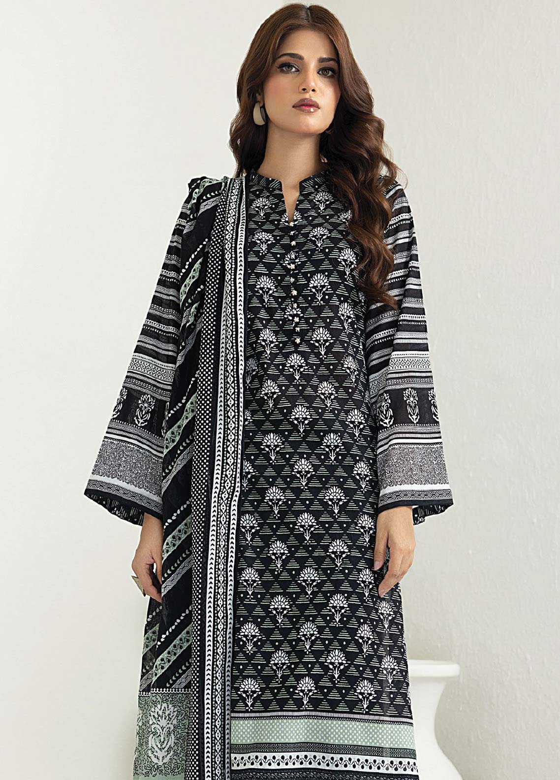 D#083 LSM Lakhany Monochrome Black & White Lawn Collection 623 D#083 LSM Lakhany Monochrome Black & White Lawn Collection 623