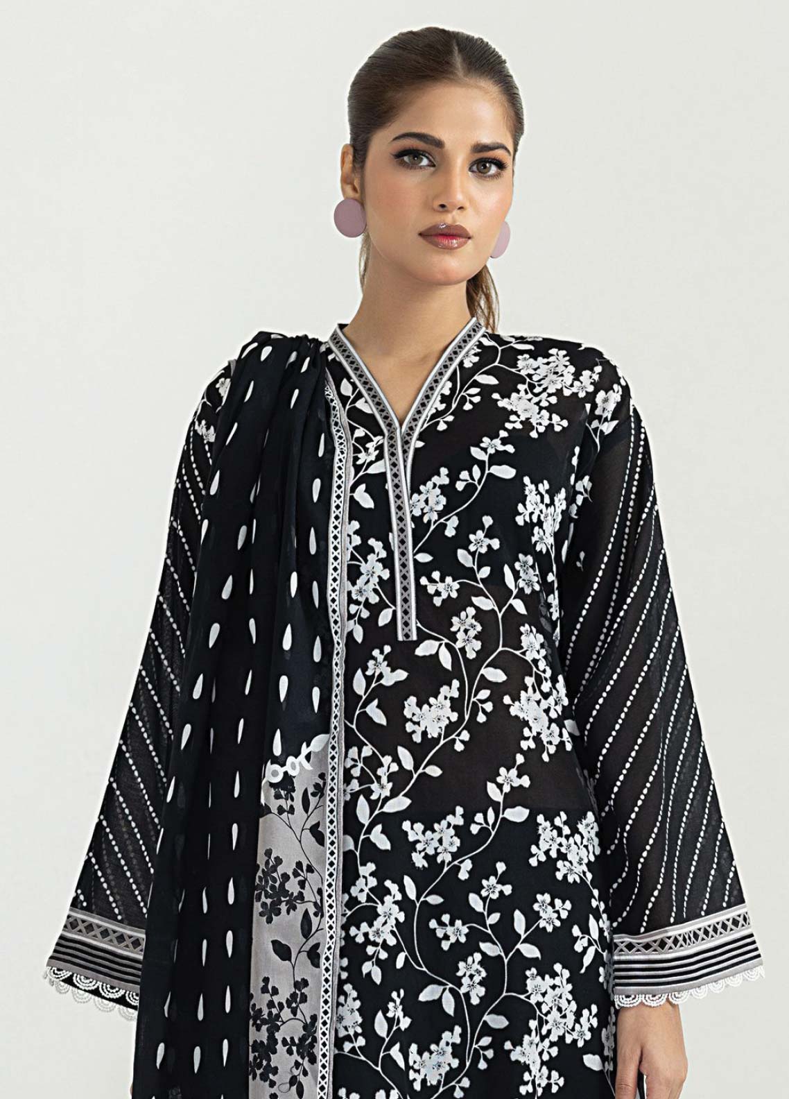 D#0139 LSM Lakhany Monochrome Black & White Lawn Collection 623 D#0139 LSM Lakhany Monochrome Black & White Lawn Collection 623