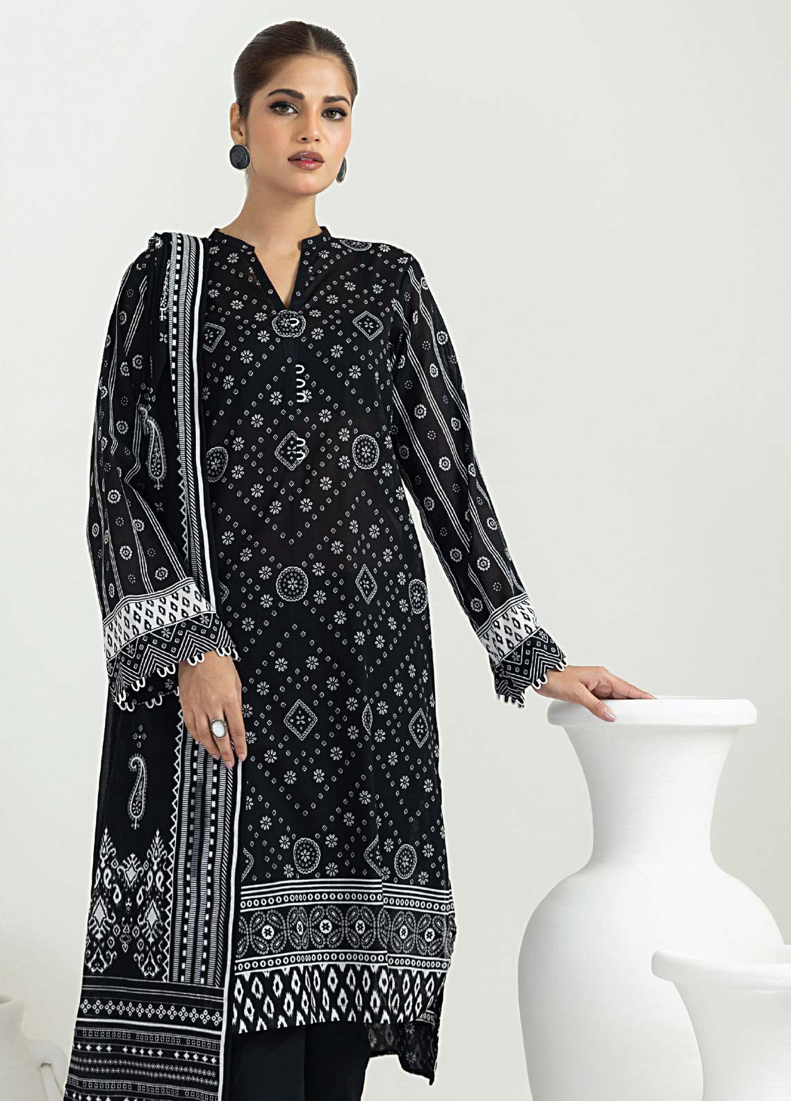 D#038 LSM Lakhany Monochrome Black & White Lawn Collection 623 D#038 LSM Lakhany Monochrome Black & White Lawn Collection 623