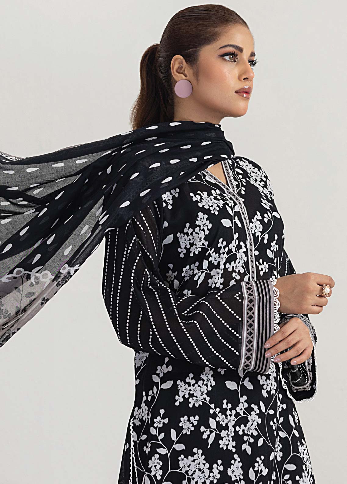 D#0139 LSM Lakhany Monochrome Black & White Lawn Collection 623 D#0139 LSM Lakhany Monochrome Black & White Lawn Collection 623
