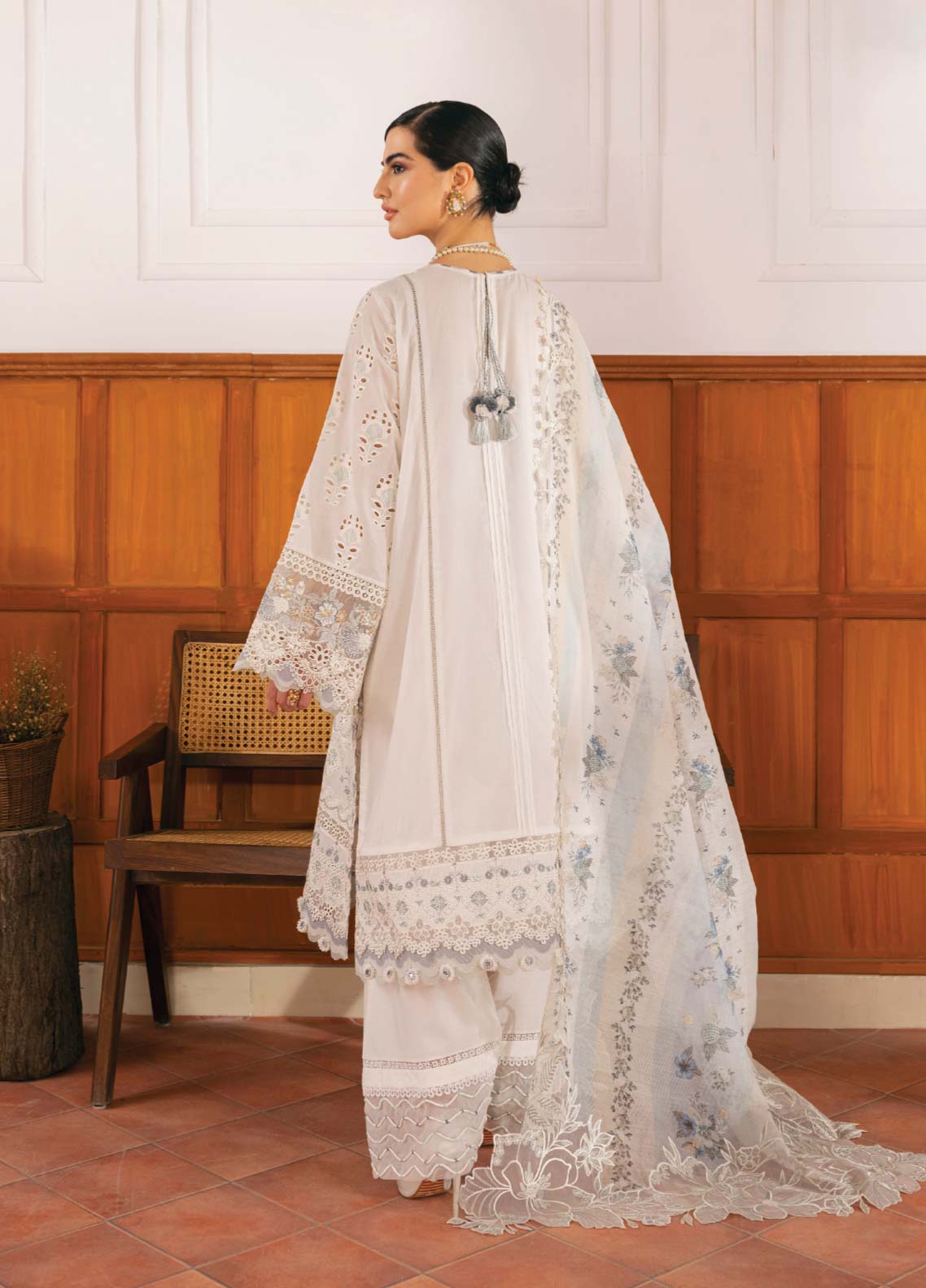 D#01 Baroque Swiss Lawn Emb Collection 623 D#01 Baroque Swiss Lawn Emb Collection 623