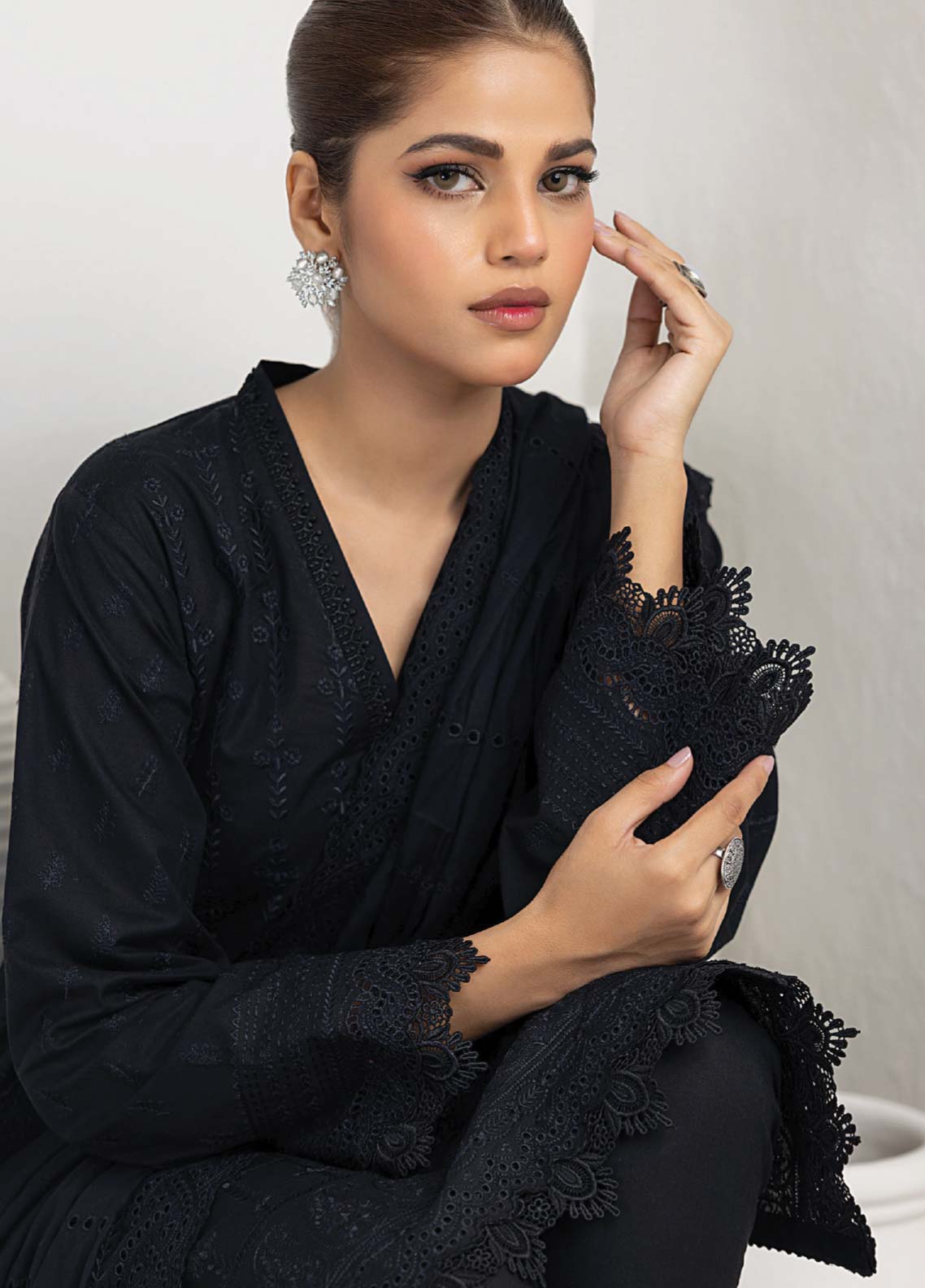 D#050 LSM Lakhany Monochrome Black & White Lawn Collection 623 D#050 LSM Lakhany Monochrome Black & White Lawn Collection 623