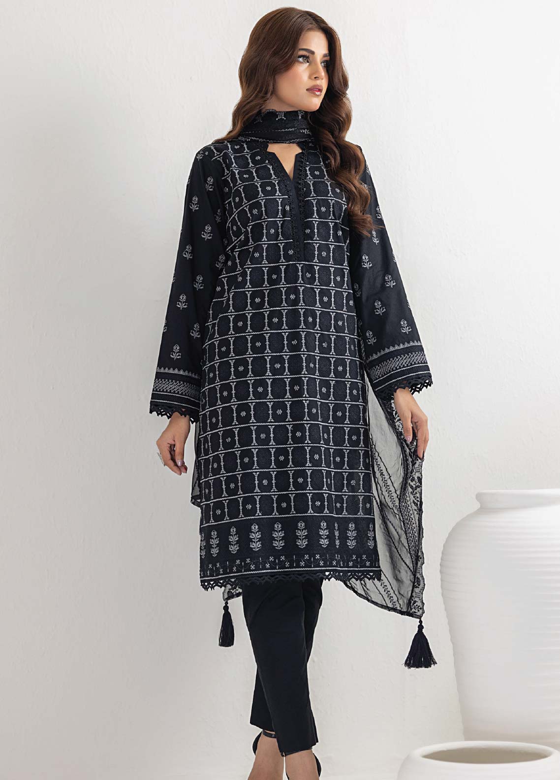 D#051 LSM Lakhany Monochrome Black & White Lawn Collection 623 D#051 LSM Lakhany Monochrome Black & White Lawn Collection 623