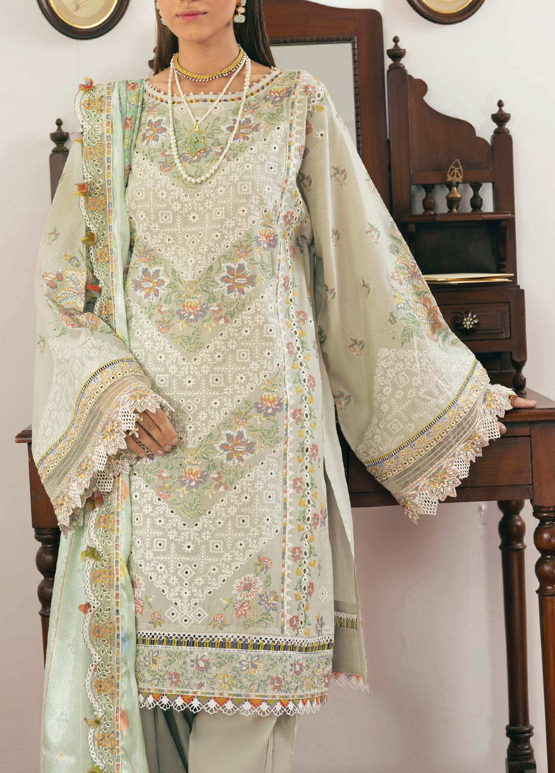 D#07 Baroque Swiss Lawn Emb Collection 623 D#07 Baroque Swiss Lawn Emb Collection 623