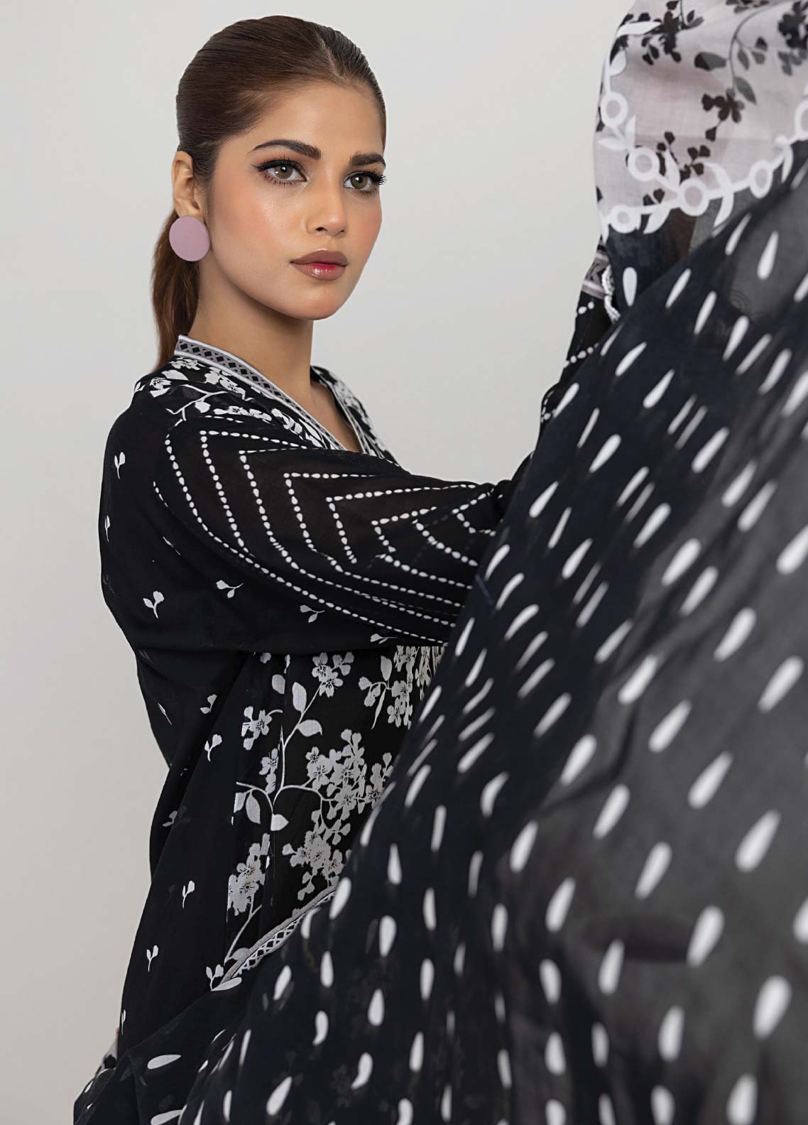 D#0139 LSM Lakhany Monochrome Black & White Lawn Collection 623 D#0139 LSM Lakhany Monochrome Black & White Lawn Collection 623