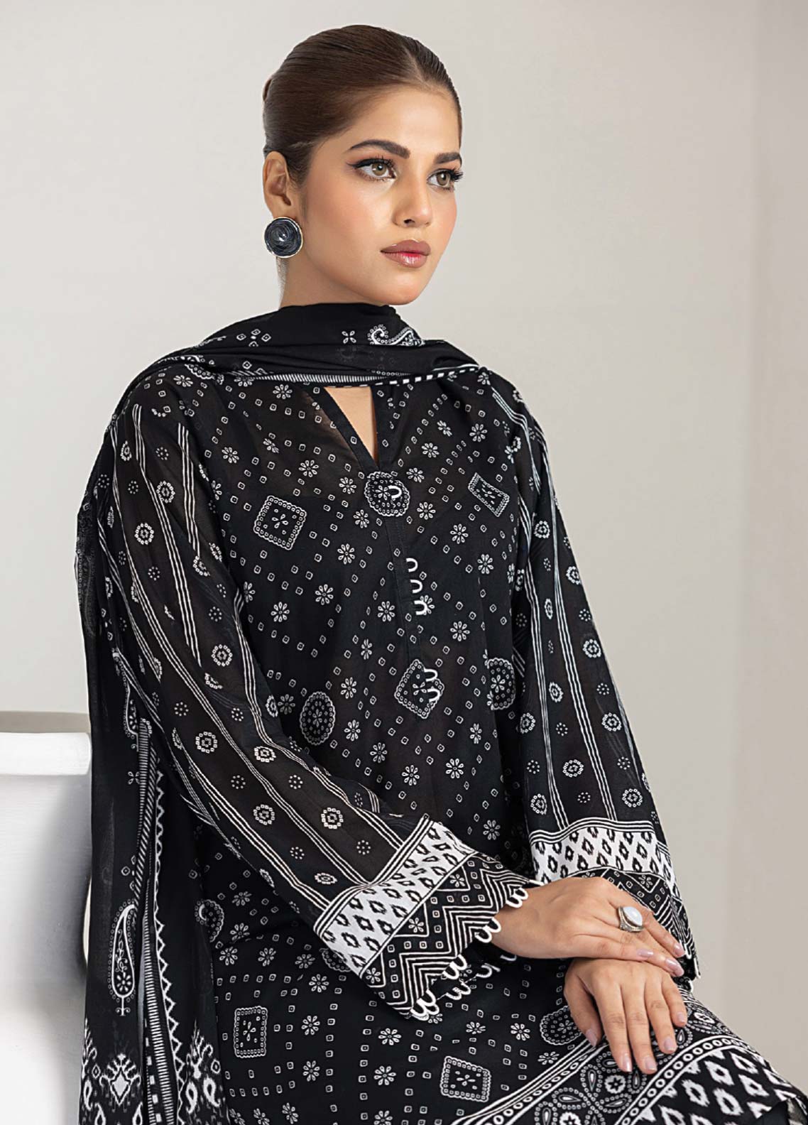 D#038 LSM Lakhany Monochrome Black & White Lawn Collection 623 D#038 LSM Lakhany Monochrome Black & White Lawn Collection 623