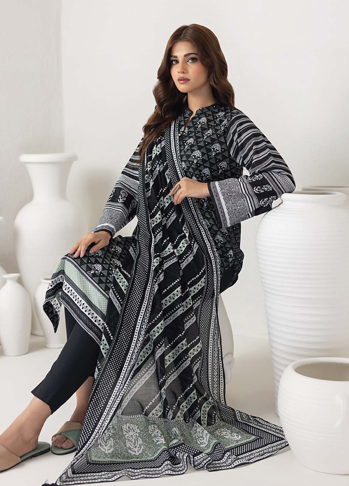 D#083 LSM Lakhany Monochrome Black & White Lawn Collection 623 D#083 LSM Lakhany Monochrome Black & White Lawn Collection 623