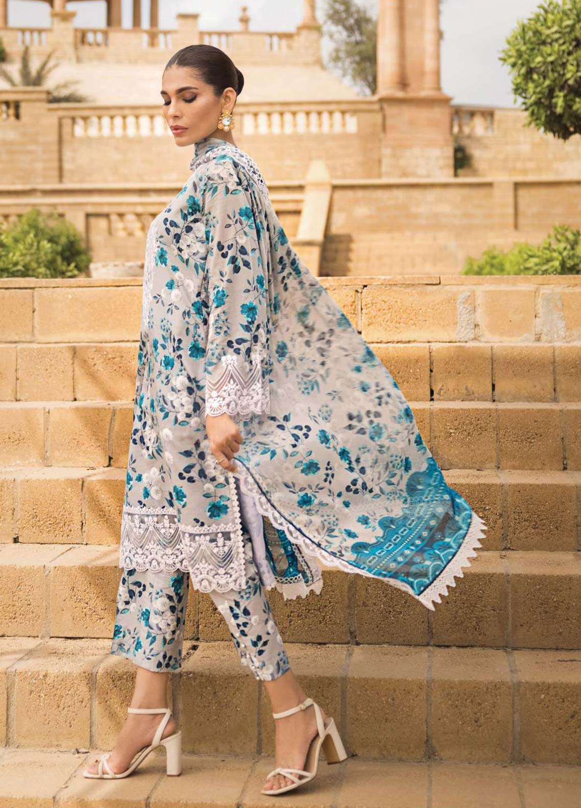 D#4A Zainab Chottani Luxury Emb Lawn Collection 623 D#4A Zainab Chottani Luxury Emb Lawn Collection 623
