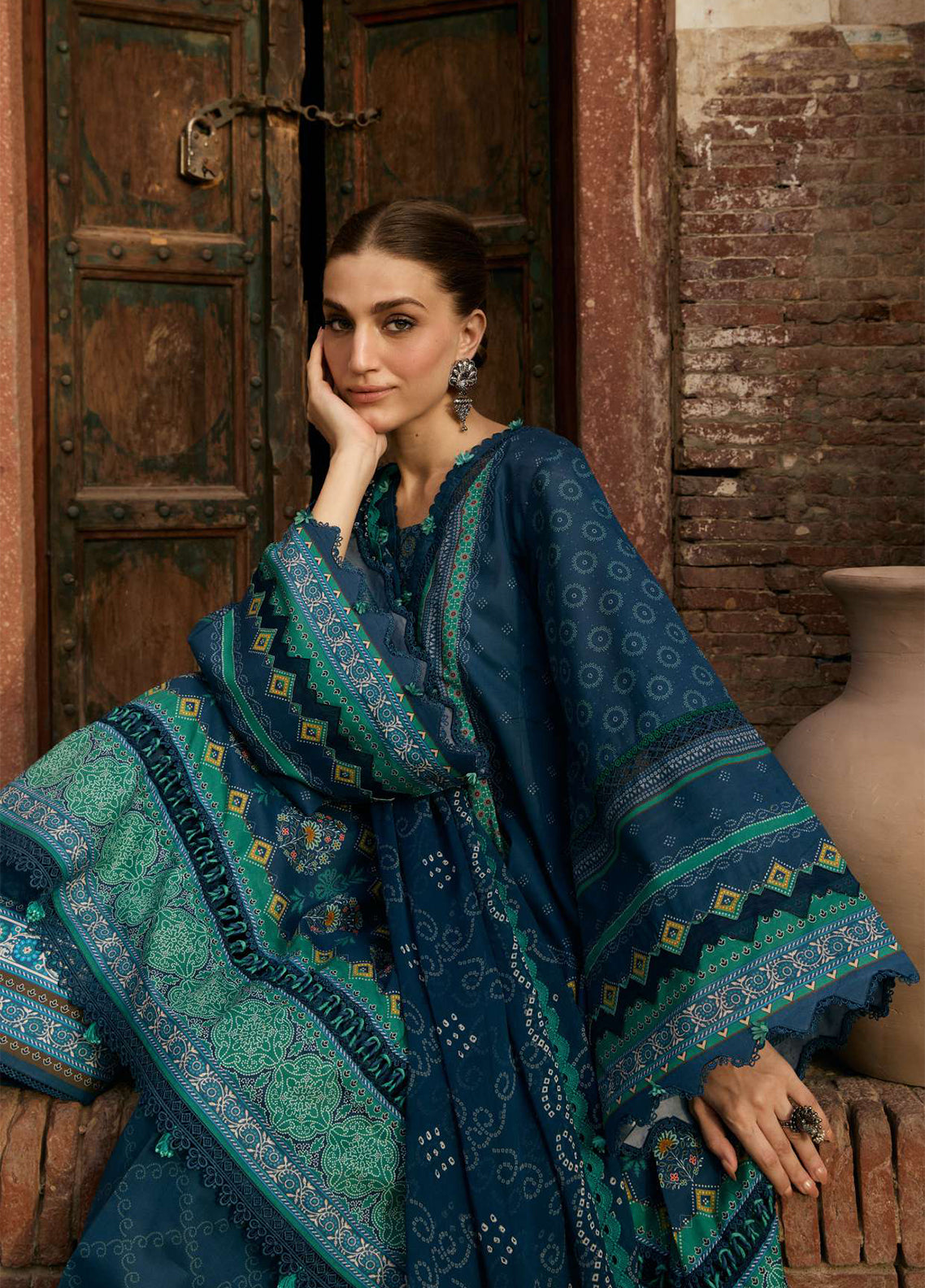 Aangan By Kahf Printed Lawn 3 Piece Unstitched Suit KHF25APC D-1B SUMBUL Aangan By Kahf Printed Lawn 3 Piece Unstitched Suit KHF25APC D-1B SUMBUL