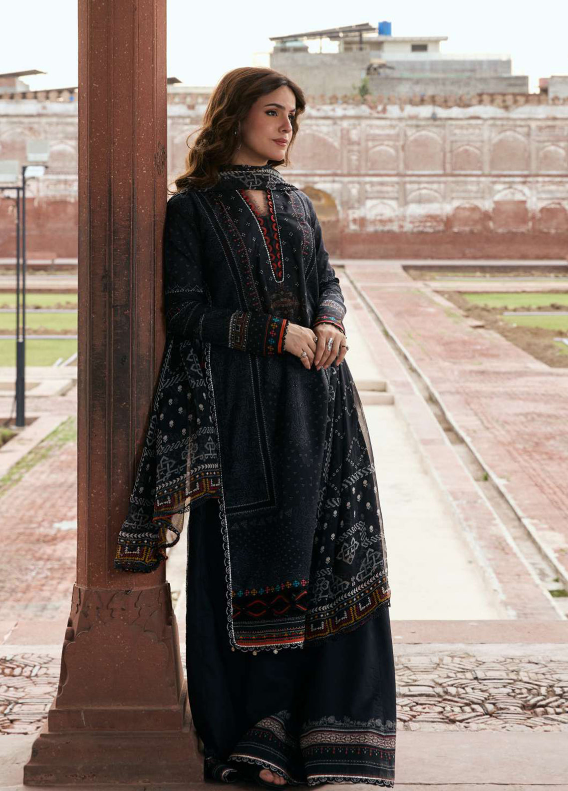 Aangan By Kahf Printed Lawn 3 Piece Unstitched Suit KHF25APC D-5A GUL-E-SIYAH Aangan By Kahf Printed Lawn 3 Piece Unstitched Suit KHF25APC D-5A GUL-E-SIYAH