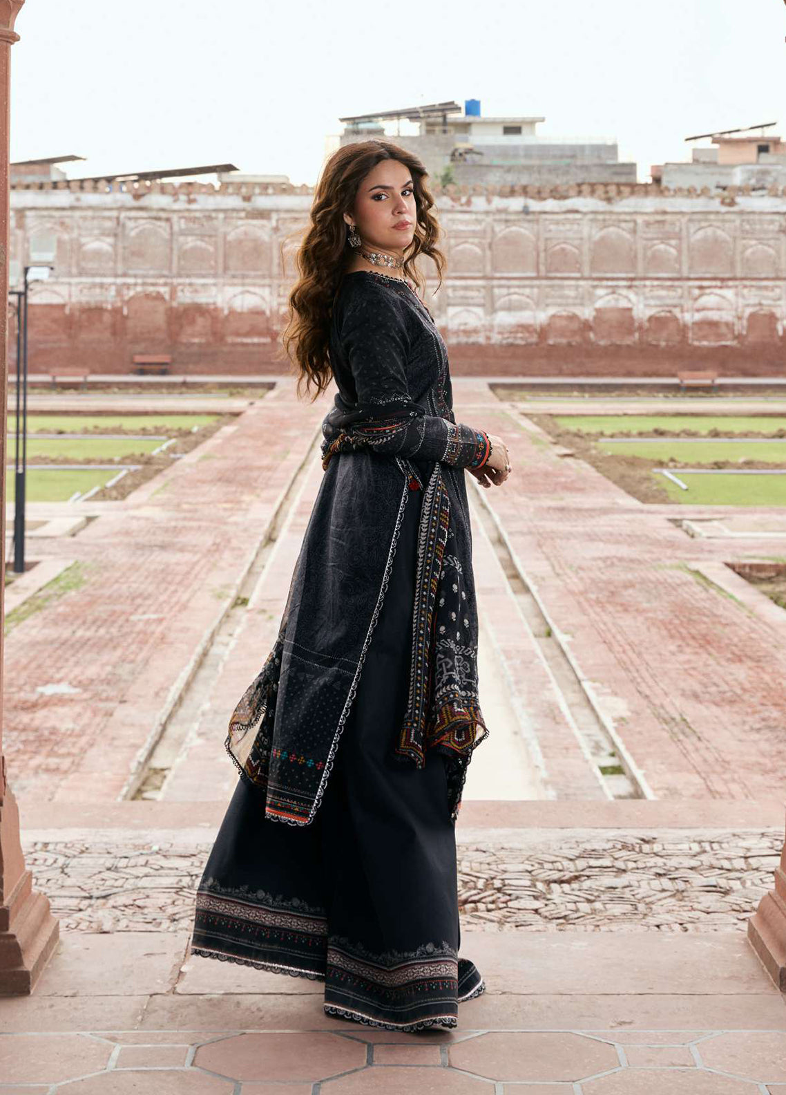 Aangan By Kahf Printed Lawn 3 Piece Unstitched Suit KHF25APC D-5A GUL-E-SIYAH Aangan By Kahf Printed Lawn 3 Piece Unstitched Suit KHF25APC D-5A GUL-E-SIYAH