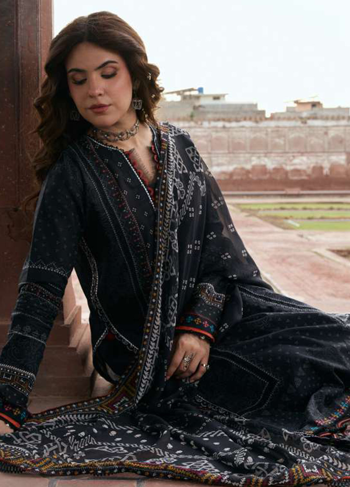 Aangan By Kahf Printed Lawn 3 Piece Unstitched Suit KHF25APC D-5A GUL-E-SIYAH Aangan By Kahf Printed Lawn 3 Piece Unstitched Suit KHF25APC D-5A GUL-E-SIYAH