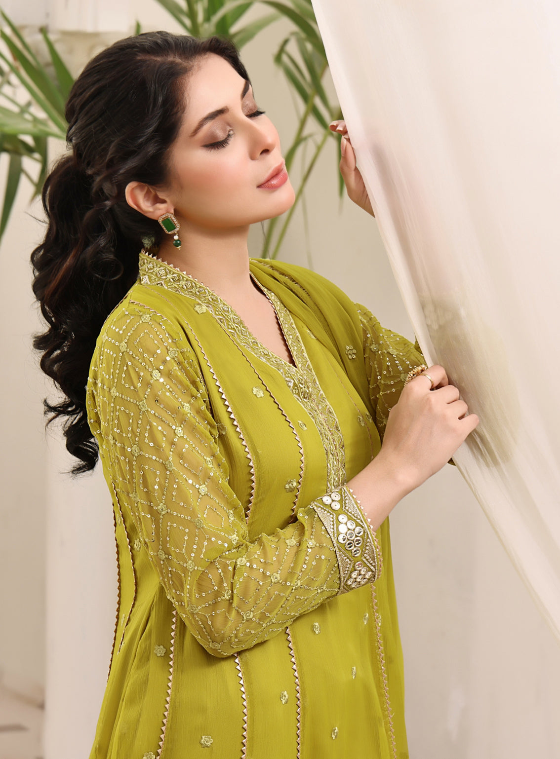 Abaan Zohan Formal Embroidered Chiffon Suits Stitched 4 Piece - ABZO24F-005-KASHISH-DHANI Abaan Zohan Formal Embroidered Chiffon Suits Stitched 4 Piece - ABZO24F-005-KASHISH-DHANI