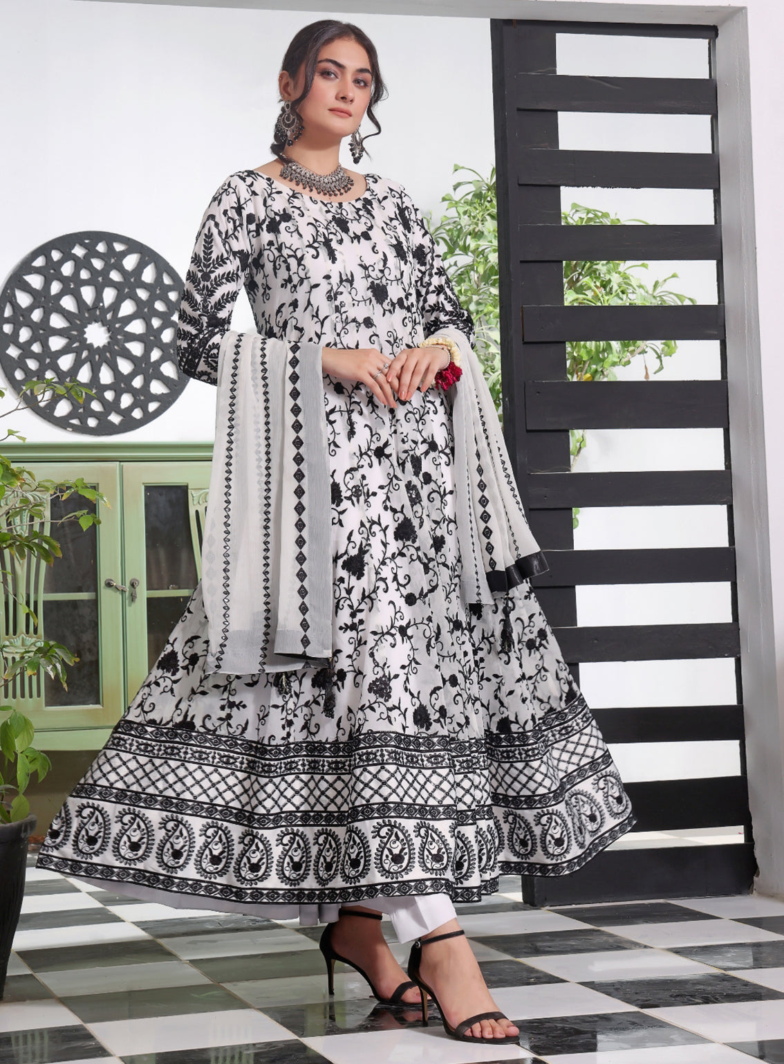 Abaan Zohan Luxury Embroidered Chiffon Suits Stitched 3 Piece - ABZO24W-003 SIYAAH-WHITE Abaan Zohan Luxury Embroidered Chiffon Suits Stitched 3 Piece - ABZO24W-003 SIYAAH-WHITE