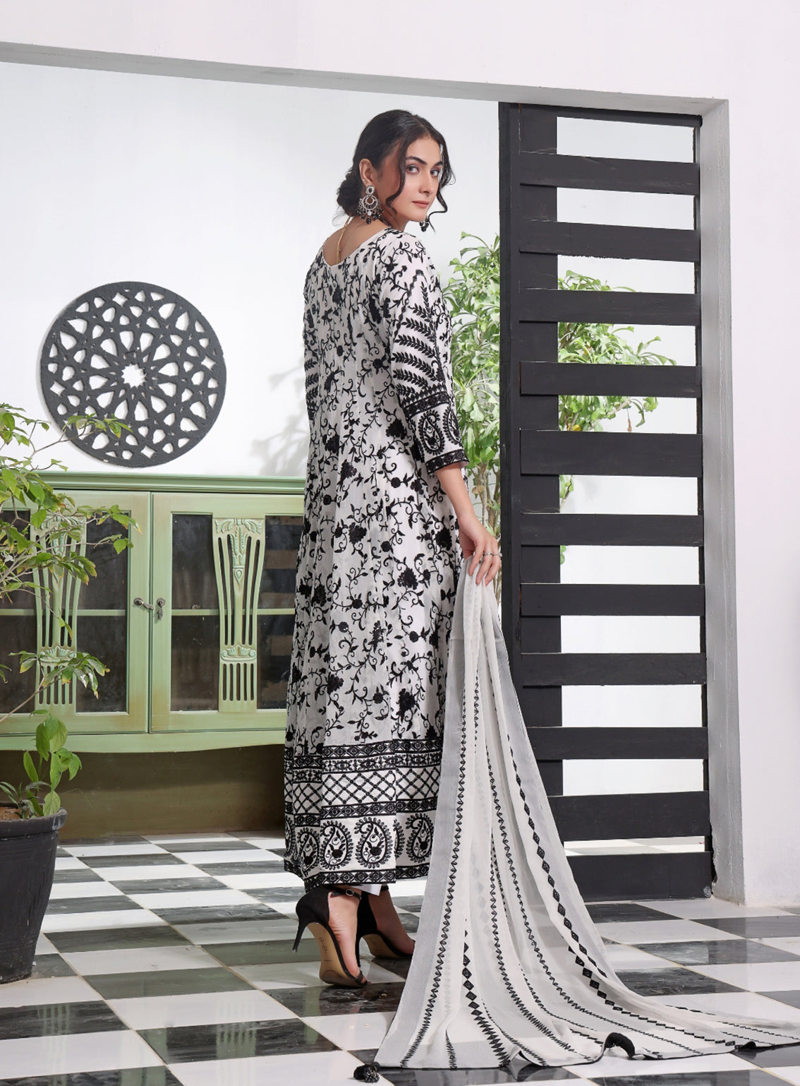 Abaan Zohan Luxury Embroidered Chiffon Suits Stitched 3 Piece - ABZO24W-003 SIYAAH-WHITE Abaan Zohan Luxury Embroidered Chiffon Suits Stitched 3 Piece - ABZO24W-003 SIYAAH-WHITE