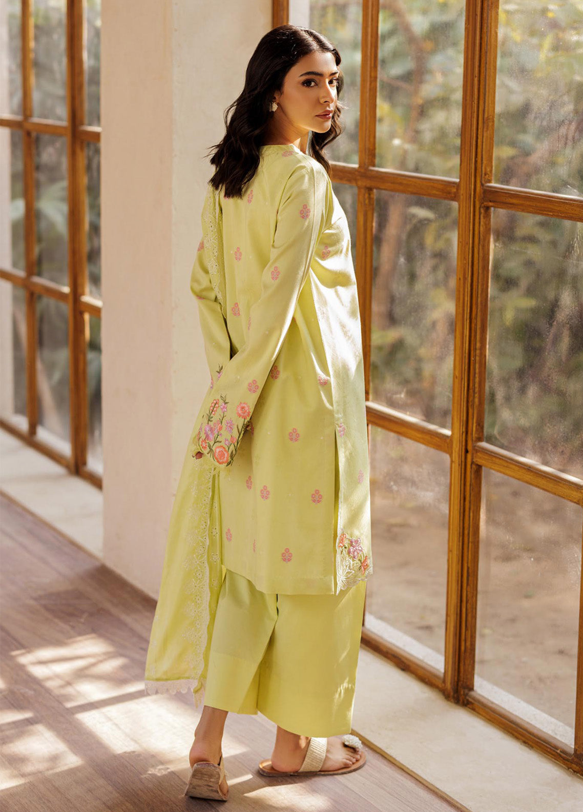 Amari by RajBari Embroidered Jacquard Lawn Suits Unstitched 3 Piece - RB25AHJ 08 Amari by RajBari Embroidered Jacquard Lawn Suits Unstitched 3 Piece - RB25AHJ 08