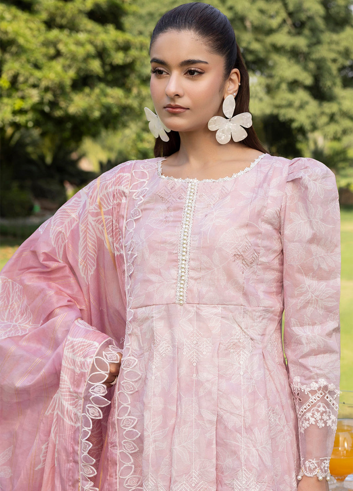 Applique Kari By Alzohaib Embroidered Lawn 3 Piece Unstitched Suit AZ26ACV3 D-01 Applique Kari By Alzohaib Embroidered Lawn 3 Piece Unstitched Suit AZ26ACV3 D-01