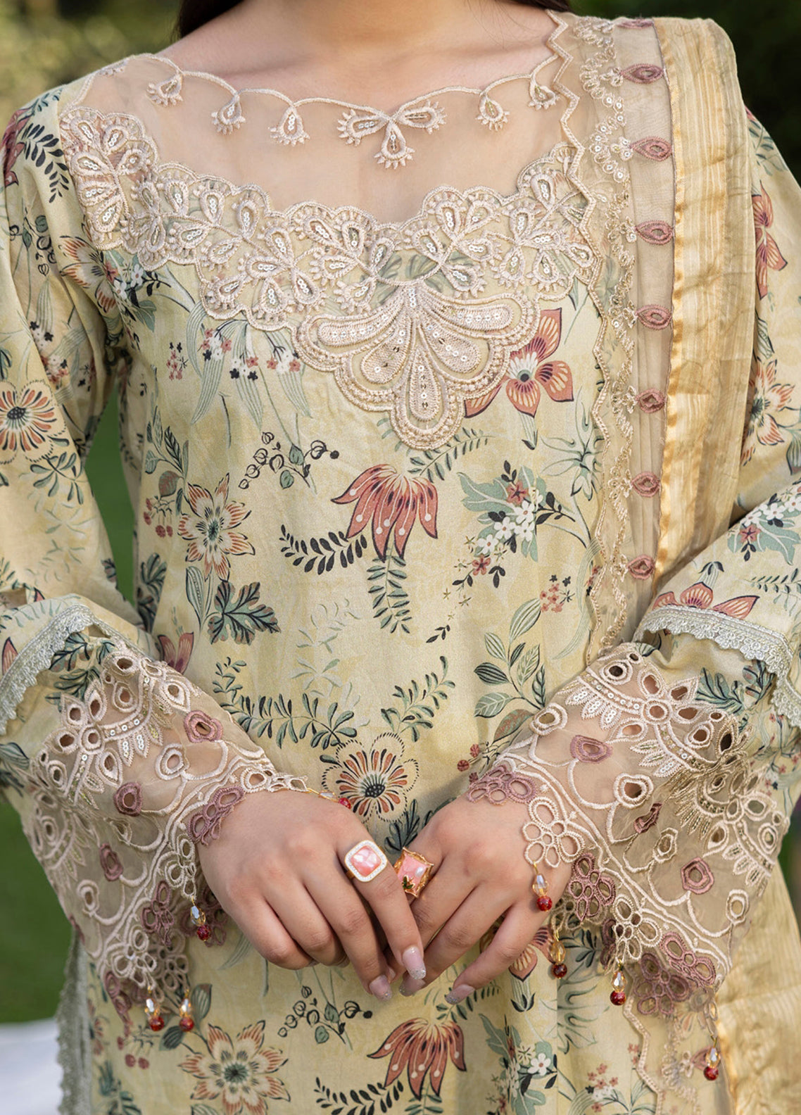 Applique Kari By Alzohaib Embroidered Lawn 3 Piece Unstitched Suit AZ26ACV3 D-02 Applique Kari By Alzohaib Embroidered Lawn 3 Piece Unstitched Suit AZ26ACV3 D-02