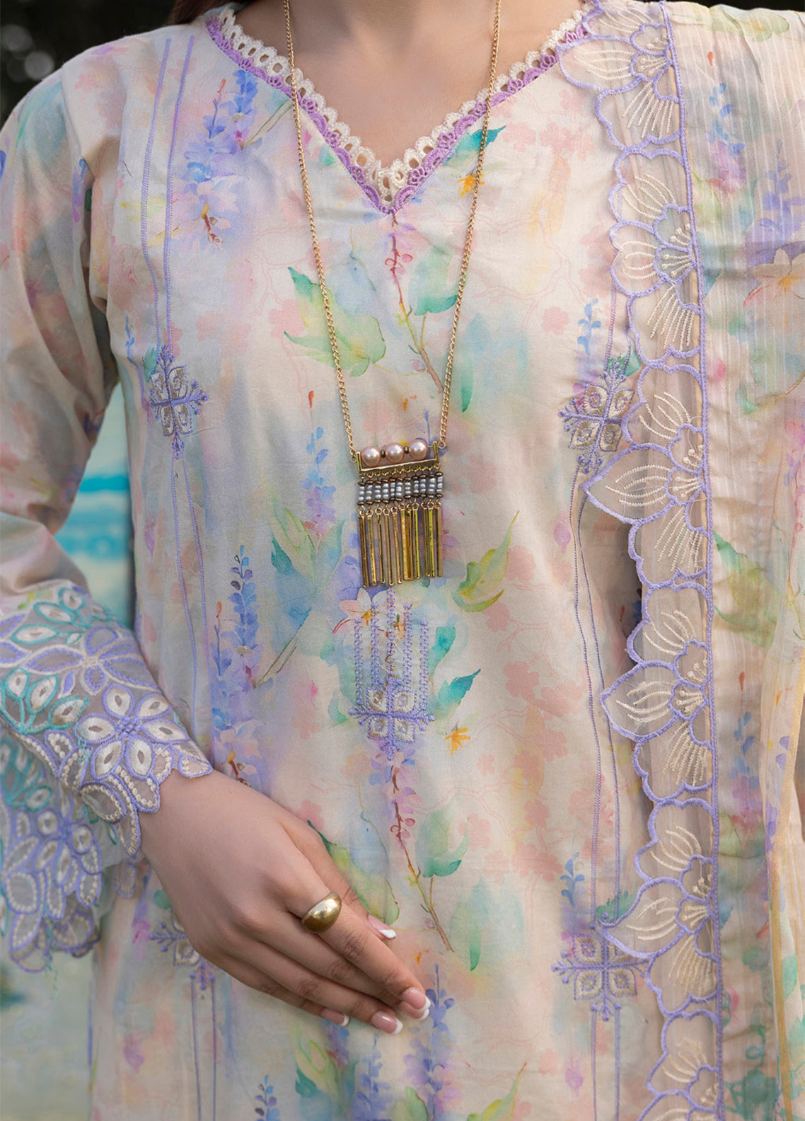 Applique Kari By Alzohaib Embroidered Lawn 3 Piece Unstitched Suit AZ26ACV3 D-04 Applique Kari By Alzohaib Embroidered Lawn 3 Piece Unstitched Suit AZ26ACV3 D-04