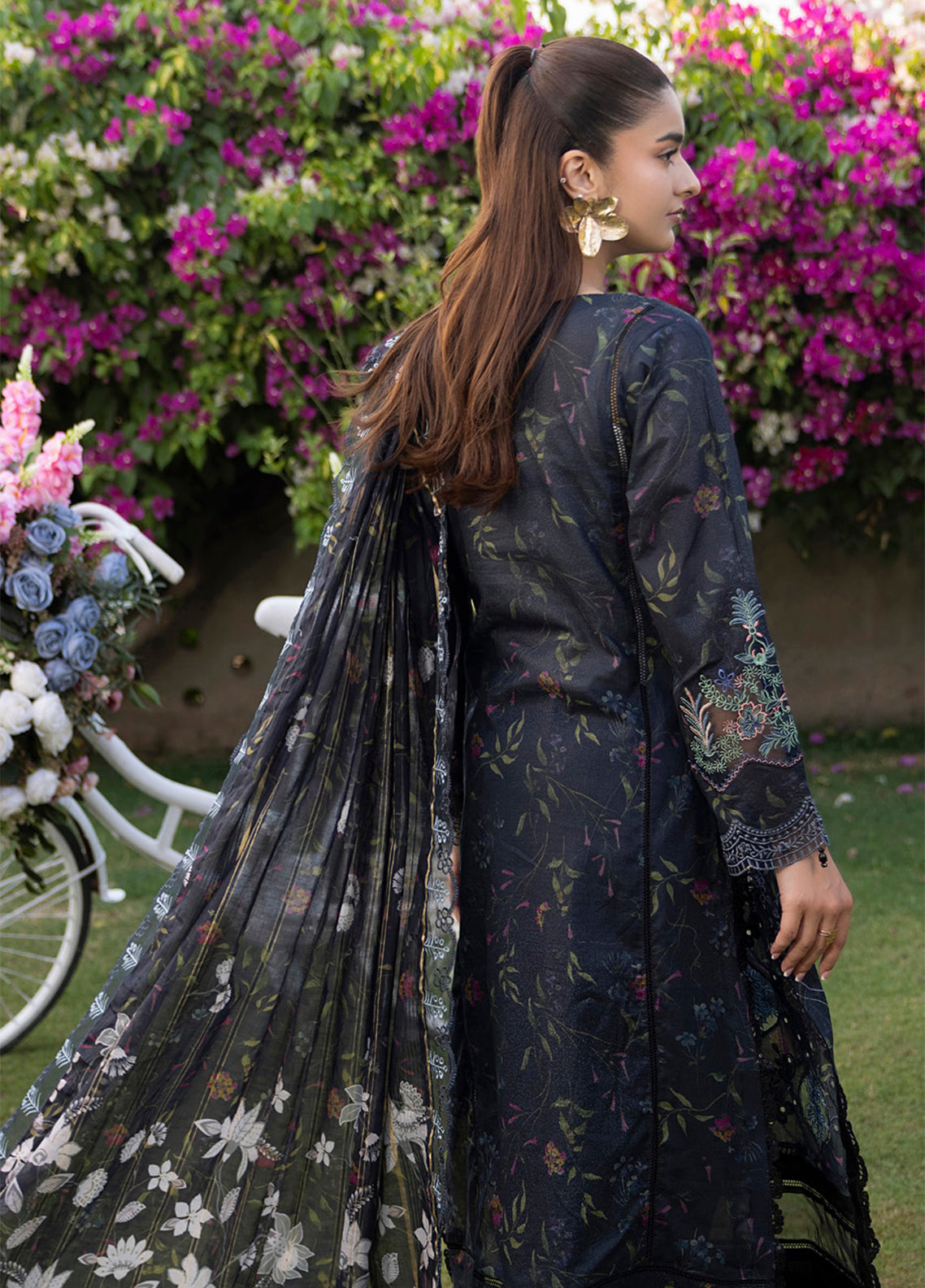 Applique Kari By Alzohaib Embroidered Lawn 3 Piece Unstitched Suit AZ26ACV3 D-06 Applique Kari By Alzohaib Embroidered Lawn 3 Piece Unstitched Suit AZ26ACV3 D-06