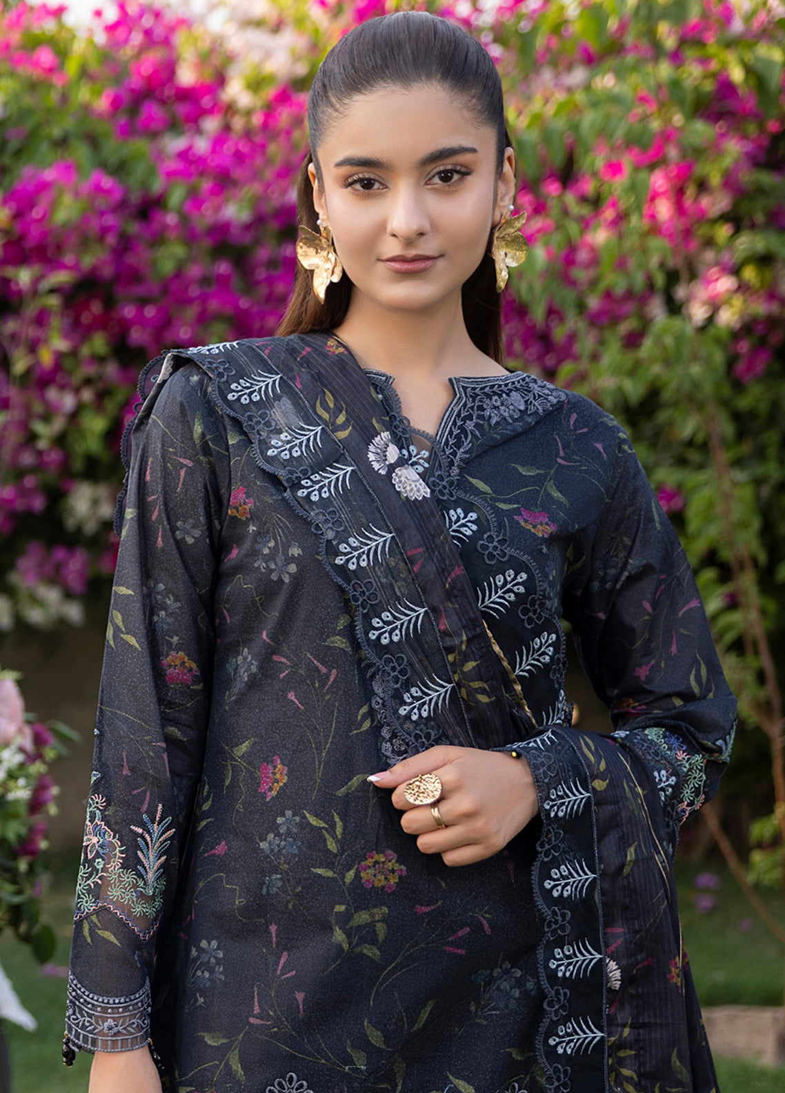 Applique Kari By Alzohaib Embroidered Lawn 3 Piece Unstitched Suit AZ26ACV3 D-06 Applique Kari By Alzohaib Embroidered Lawn 3 Piece Unstitched Suit AZ26ACV3 D-06