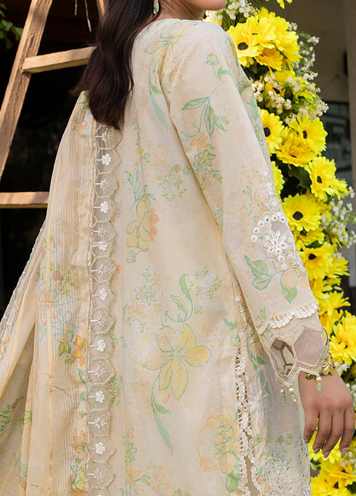 Applique Kari By Alzohaib Embroidered Lawn 3 Piece Unstitched Suit AZ26ACV3 D-07 Applique Kari By Alzohaib Embroidered Lawn 3 Piece Unstitched Suit AZ26ACV3 D-07