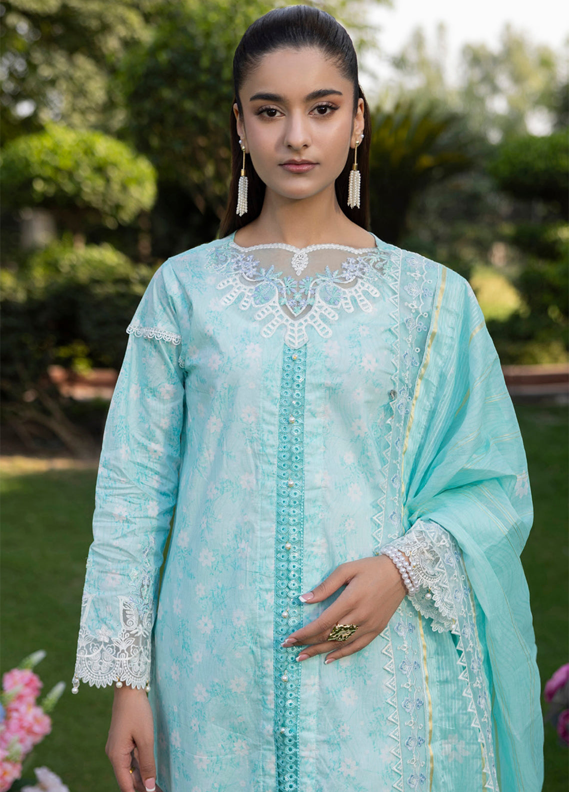 Applique Kari By Alzohaib Embroidered Lawn 3 Piece Unstitched Suit AZ26ACV3 D-08 Applique Kari By Alzohaib Embroidered Lawn 3 Piece Unstitched Suit AZ26ACV3 D-08