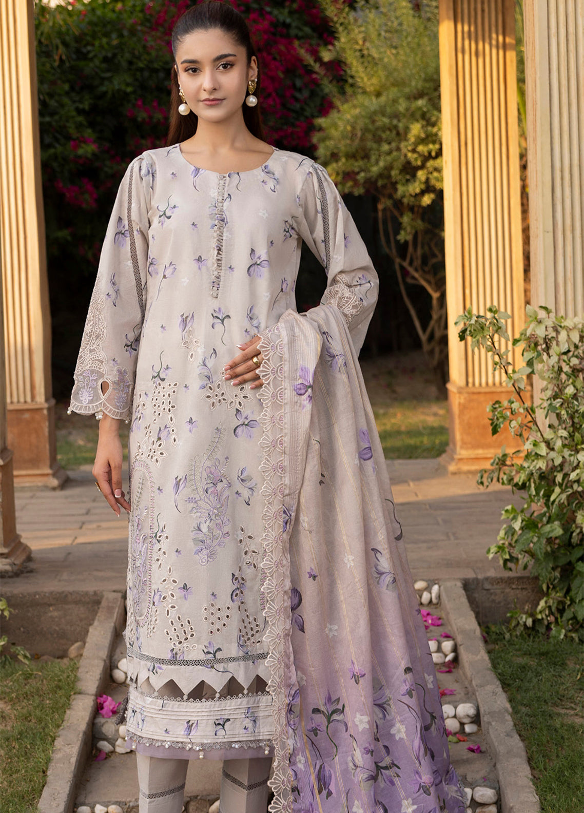 Applique Kari By Alzohaib Embroidered Lawn 3 Piece Unstitched Suit AZ26ACV3 D-09 Applique Kari By Alzohaib Embroidered Lawn 3 Piece Unstitched Suit AZ26ACV3 D-09