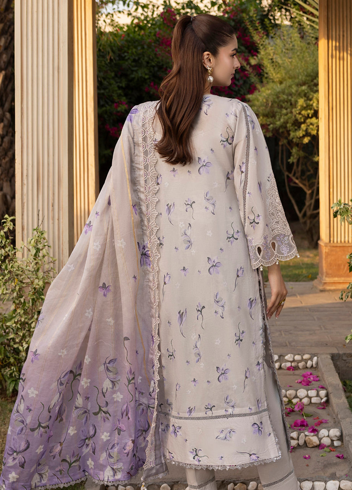 Applique Kari By Alzohaib Embroidered Lawn 3 Piece Unstitched Suit AZ26ACV3 D-09 Applique Kari By Alzohaib Embroidered Lawn 3 Piece Unstitched Suit AZ26ACV3 D-09