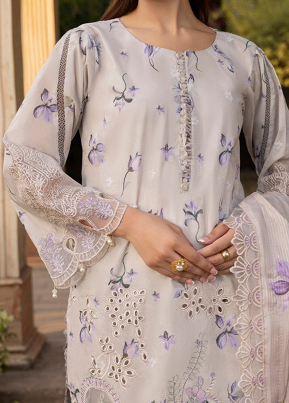 Applique Kari By Alzohaib Embroidered Lawn 3 Piece Unstitched Suit AZ26ACV3 D-09 Applique Kari By Alzohaib Embroidered Lawn 3 Piece Unstitched Suit AZ26ACV3 D-09