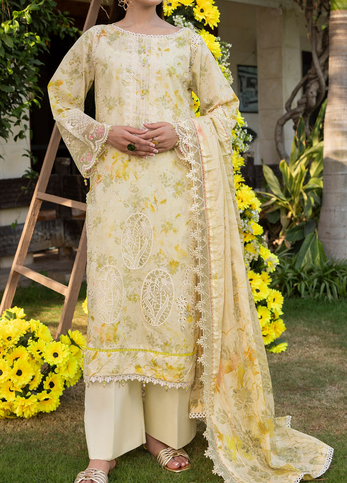 Applique Kari By Alzohaib Embroidered Lawn 3 Piece Unstitched Suit AZ26ACV3 D-10 Applique Kari By Alzohaib Embroidered Lawn 3 Piece Unstitched Suit AZ26ACV3 D-10