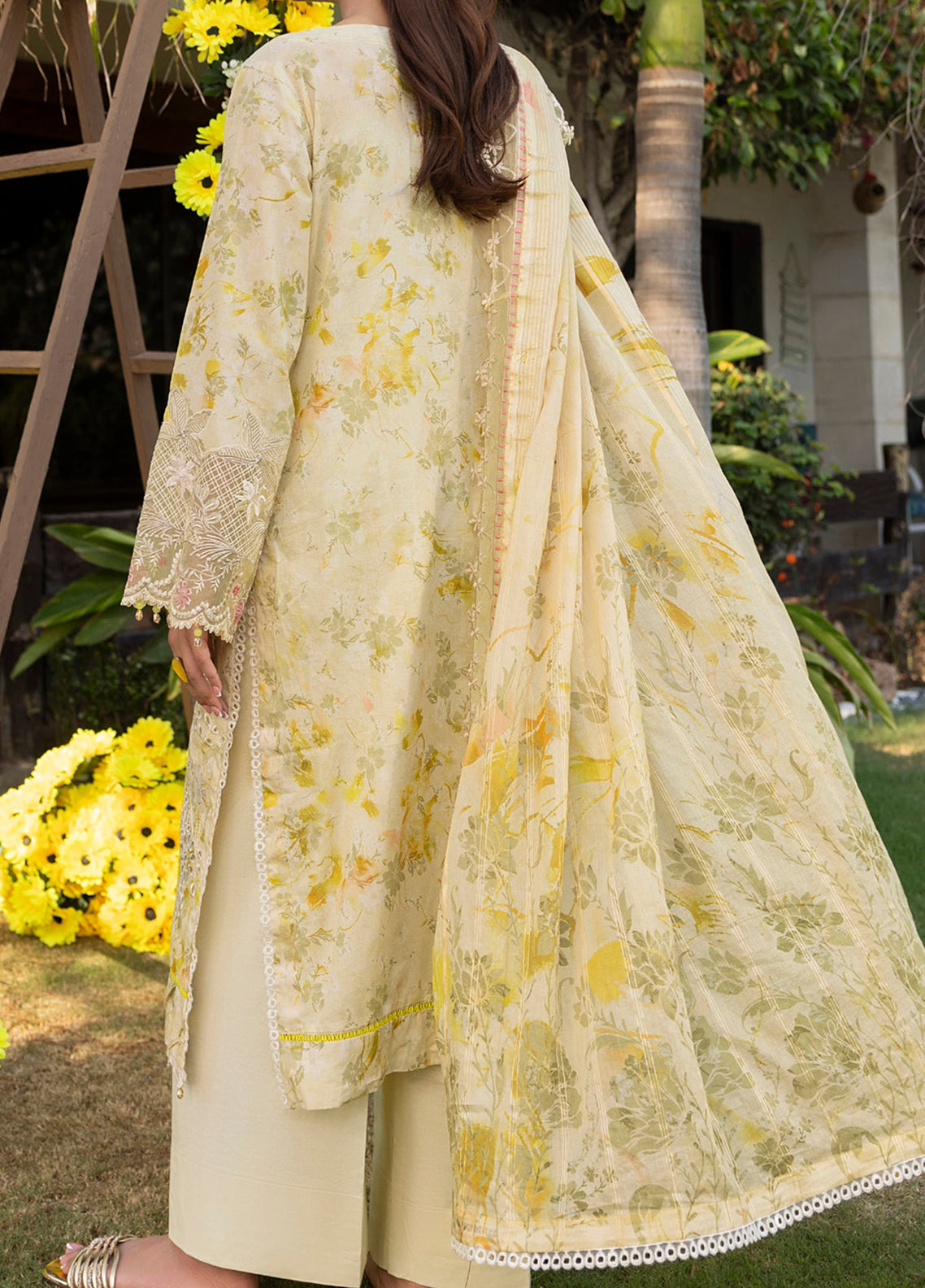 Applique Kari By Alzohaib Embroidered Lawn 3 Piece Unstitched Suit AZ26ACV3 D-10 Applique Kari By Alzohaib Embroidered Lawn 3 Piece Unstitched Suit AZ26ACV3 D-10