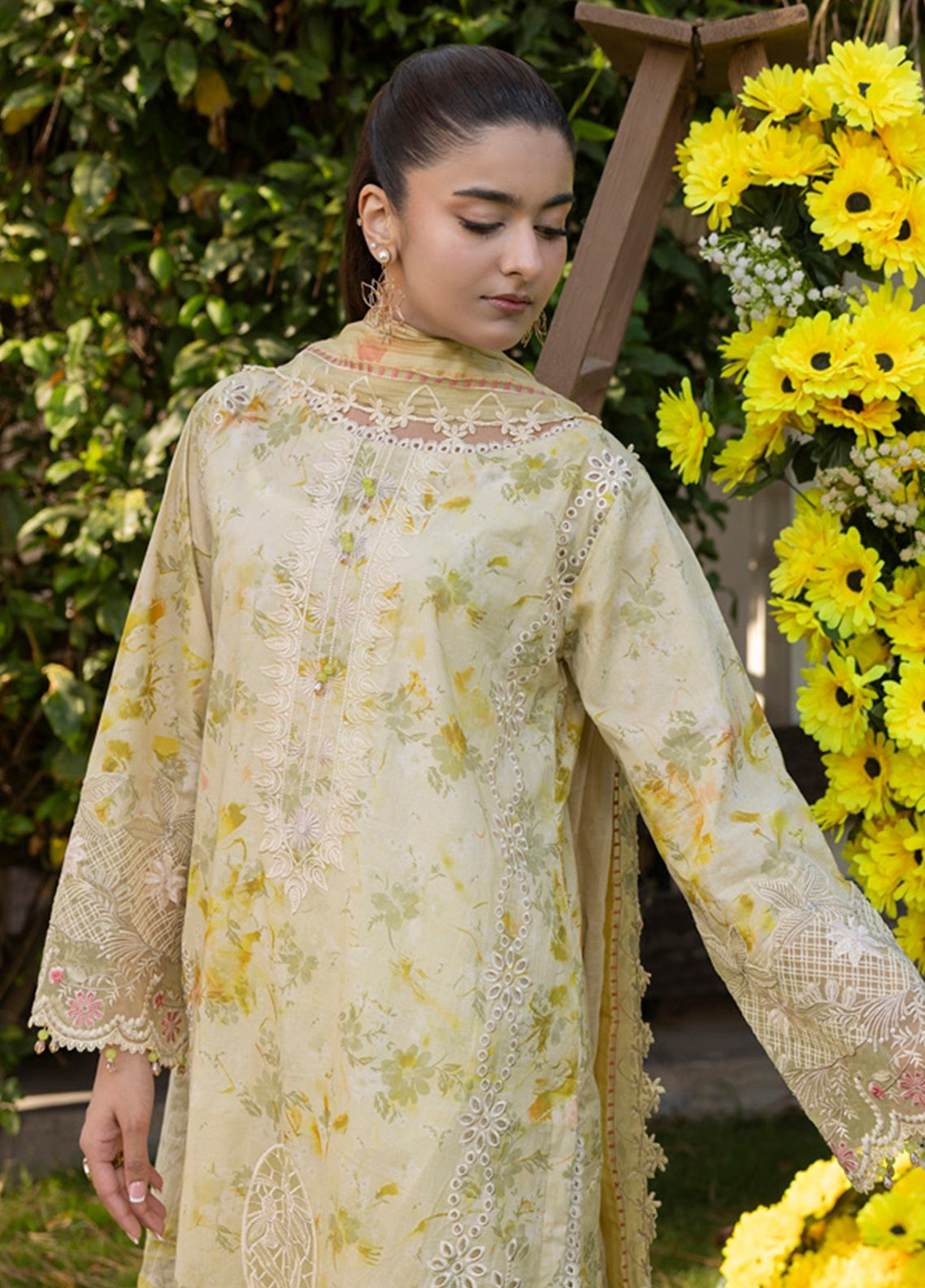 Applique Kari By Alzohaib Embroidered Lawn 3 Piece Unstitched Suit AZ26ACV3 D-10 Applique Kari By Alzohaib Embroidered Lawn 3 Piece Unstitched Suit AZ26ACV3 D-10