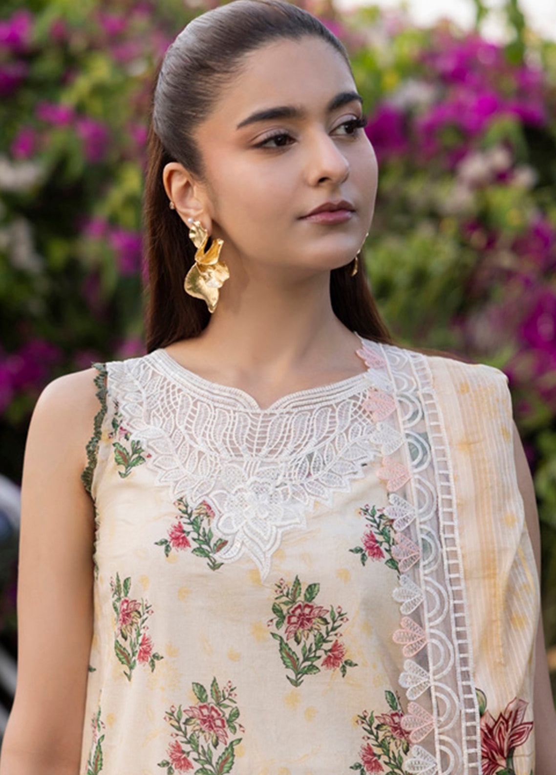 Applique Kari By Alzohaib Embroidered Lawn 3 Piece Unstitched Suit AZ26ACV3 D-12 Applique Kari By Alzohaib Embroidered Lawn 3 Piece Unstitched Suit AZ26ACV3 D-12