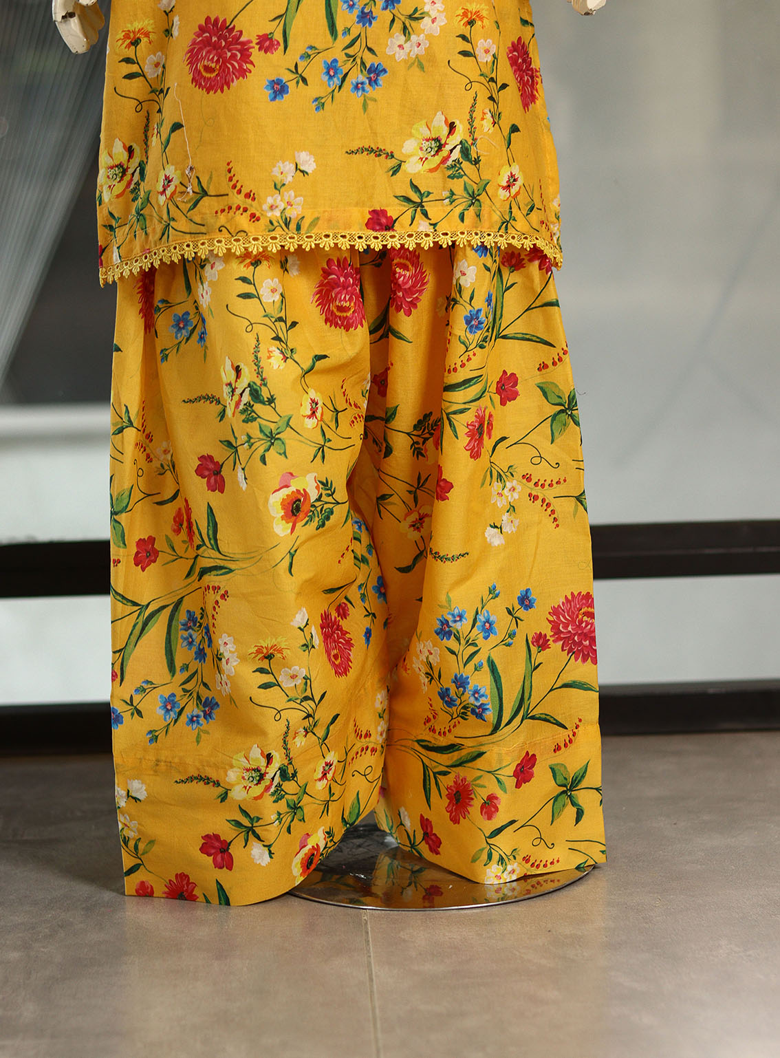 Aroob Fancy Embroidered Lawn Suits Stithed 2 Piece - ARB25G 161 YELLOW Aroob Fancy Embroidered Lawn Suits Stithed 2 Piece - ARB25G 161 YELLOW