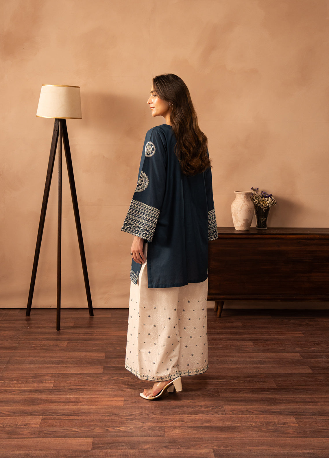 Ayaane By Amani Pret Printed Lawn 2 Piece Stitched Shirt Trouser AP26AP D-AY-1091 ZAYENEE Blue White - Back View Ayaane By Amani Pret Printed Lawn 2 Piece Stitched Shirt Trouser AP26AP D-AY-1091 ZAYENEE Blue White - Back View