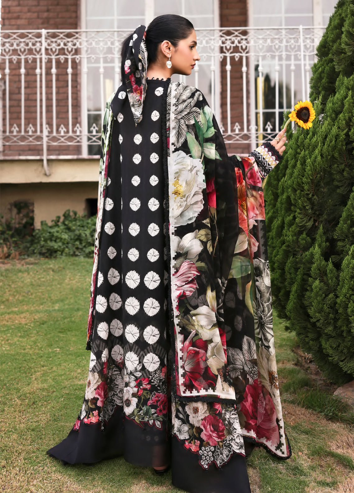 Belladore By Elaf Printed Lawn 3 Piece Unstitched Suit EF26BPC D-EPA-1B QUEEN Belladore By Elaf Printed Lawn 3 Piece Unstitched Suit EF26BPC D-EPA-1B QUEEN