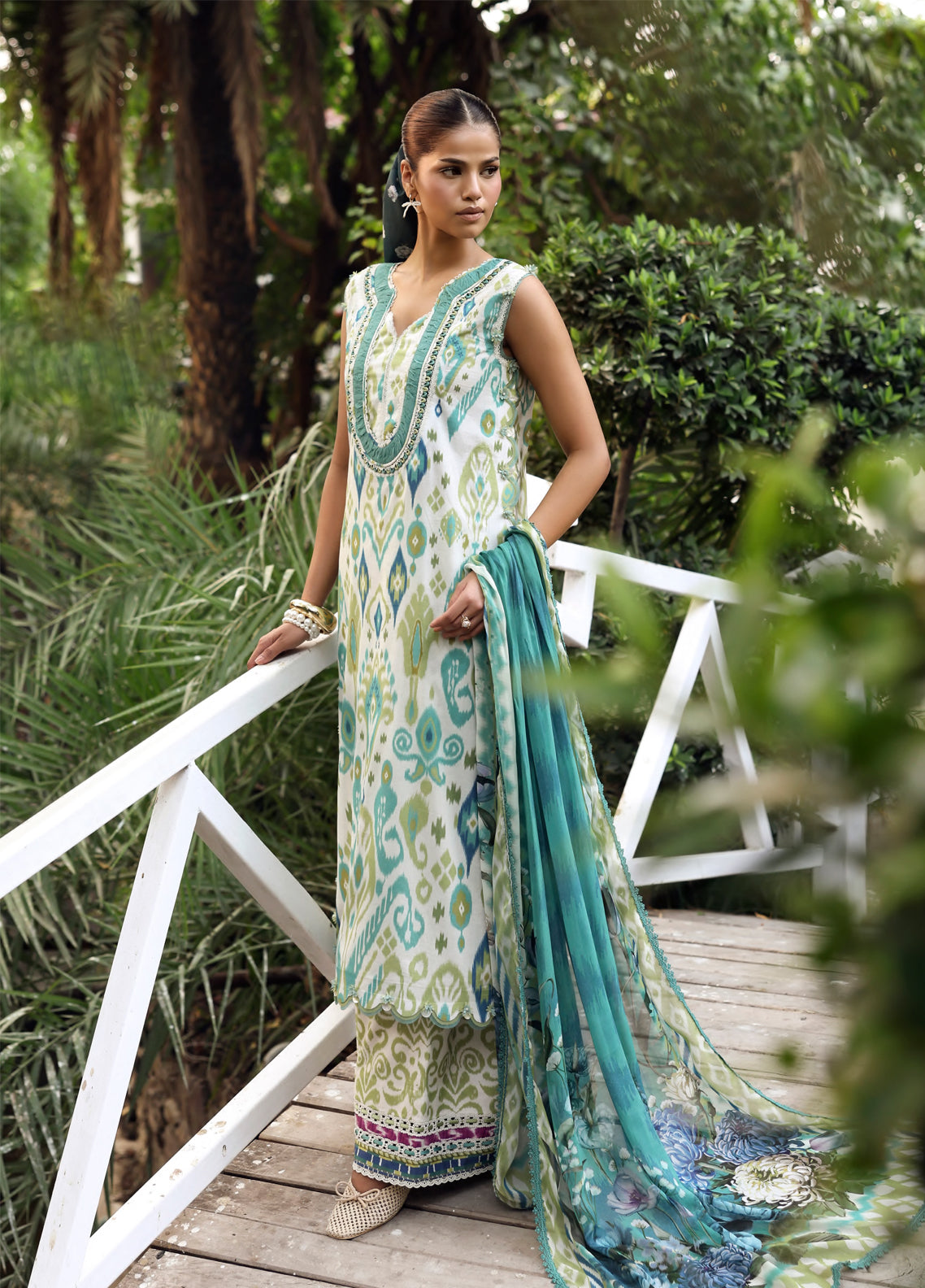Belladore By Elaf Printed Lawn 3 Piece Unstitched Suit EF26BPC D-EPA-2B JUNE Belladore By Elaf Printed Lawn 3 Piece Unstitched Suit EF26BPC D-EPA-2B JUNE