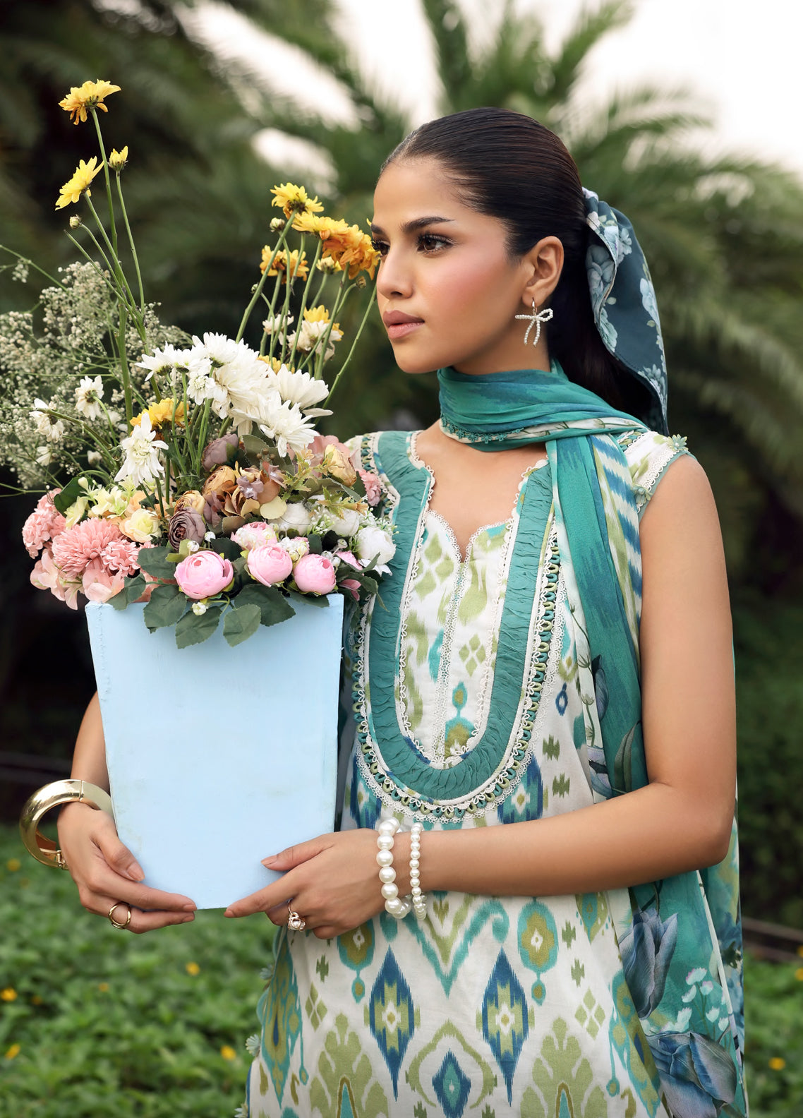 Belladore By Elaf Printed Lawn 3 Piece Unstitched Suit EF26BPC D-EPA-2B JUNE Belladore By Elaf Printed Lawn 3 Piece Unstitched Suit EF26BPC D-EPA-2B JUNE