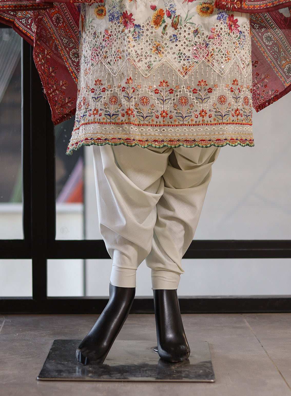 Bin Saeed Embroidered Lawn Suits Unstitched 3 Piece - BS25EC 09 Bin Saeed Embroidered Lawn Suits Unstitched 3 Piece - BS25EC 09